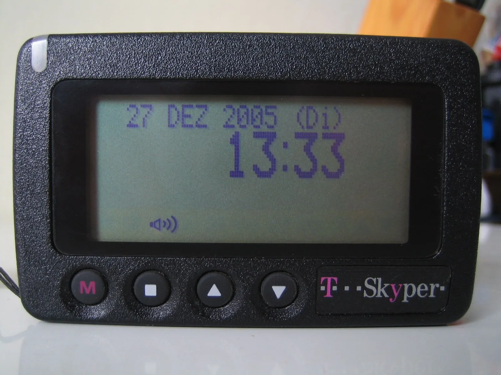 Máy nhắn tin NEC màu xám cổ điển, một trong những gadget di động đầu tiên phổ biến