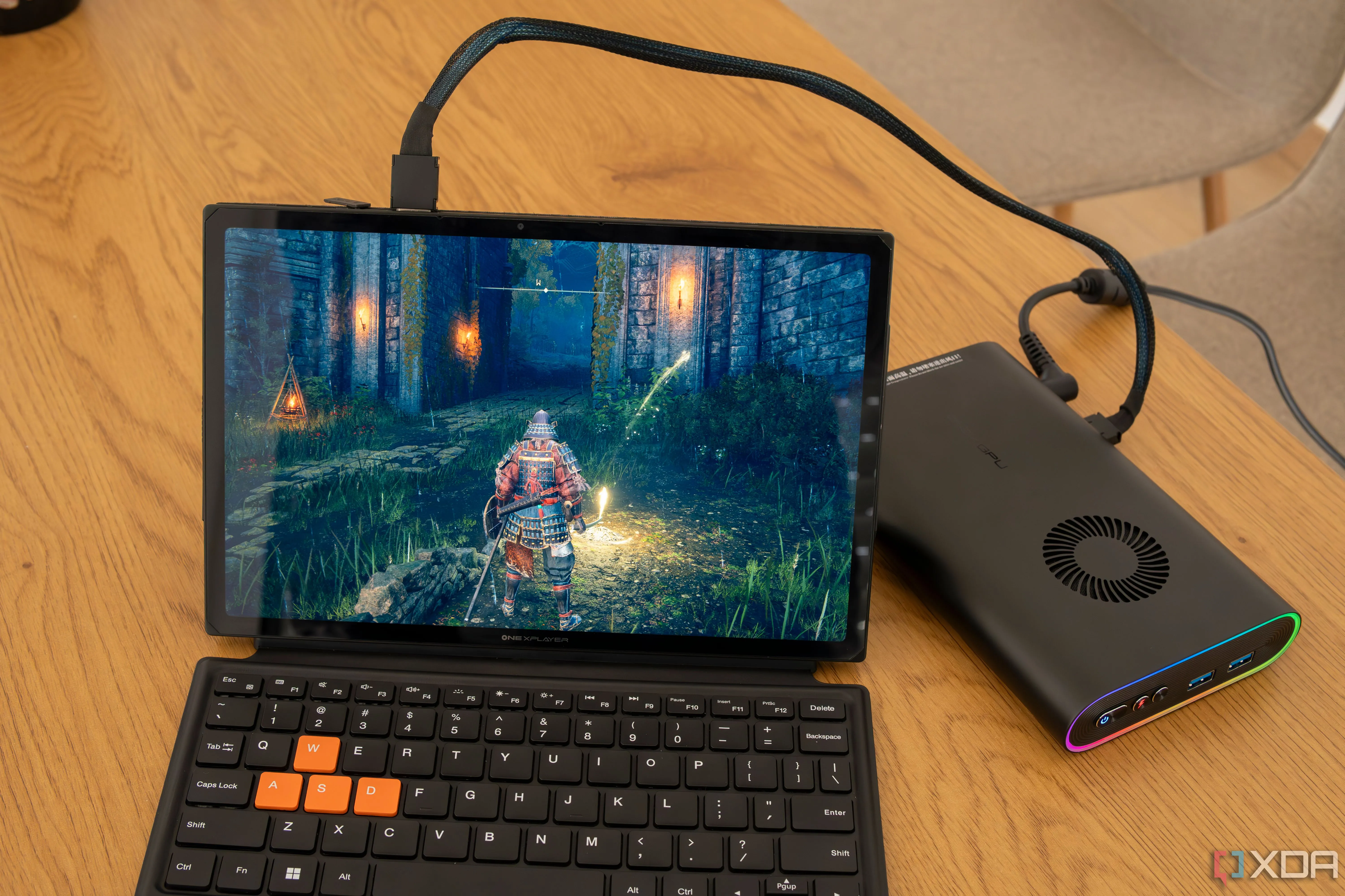 Máy tính bảng One Xplayer X1 chạy game Elden Ring khi kết nối với eGPU qua cổng OCuLink, thể hiện các tùy chọn kết nối card đồ họa rời