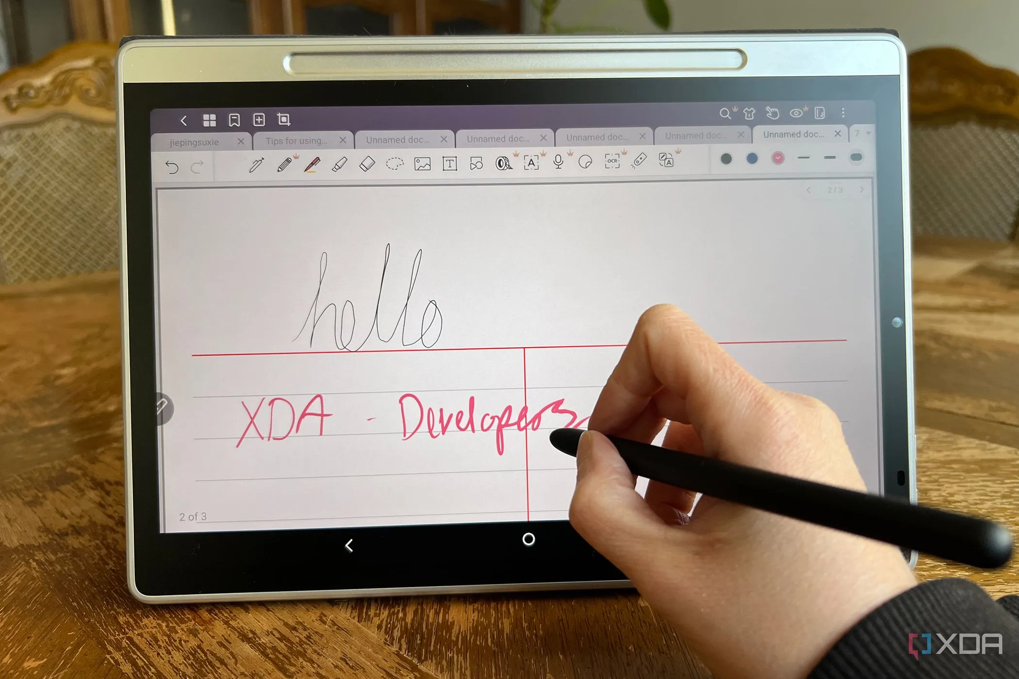 Máy tính bảng XPPen Magic Note Pad với một bàn tay đang viết bằng bút stylus trên màn hình
