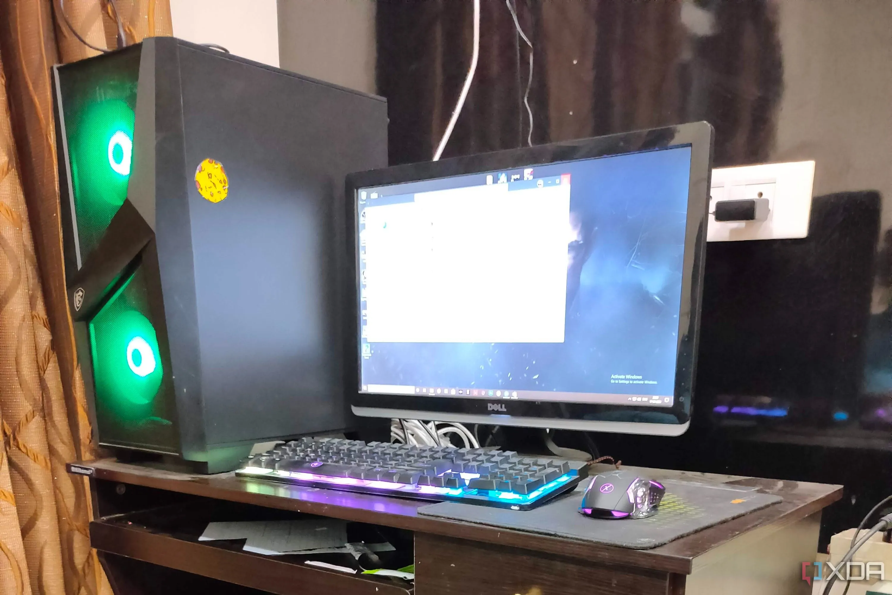 Máy tính để bàn PC với màn hình