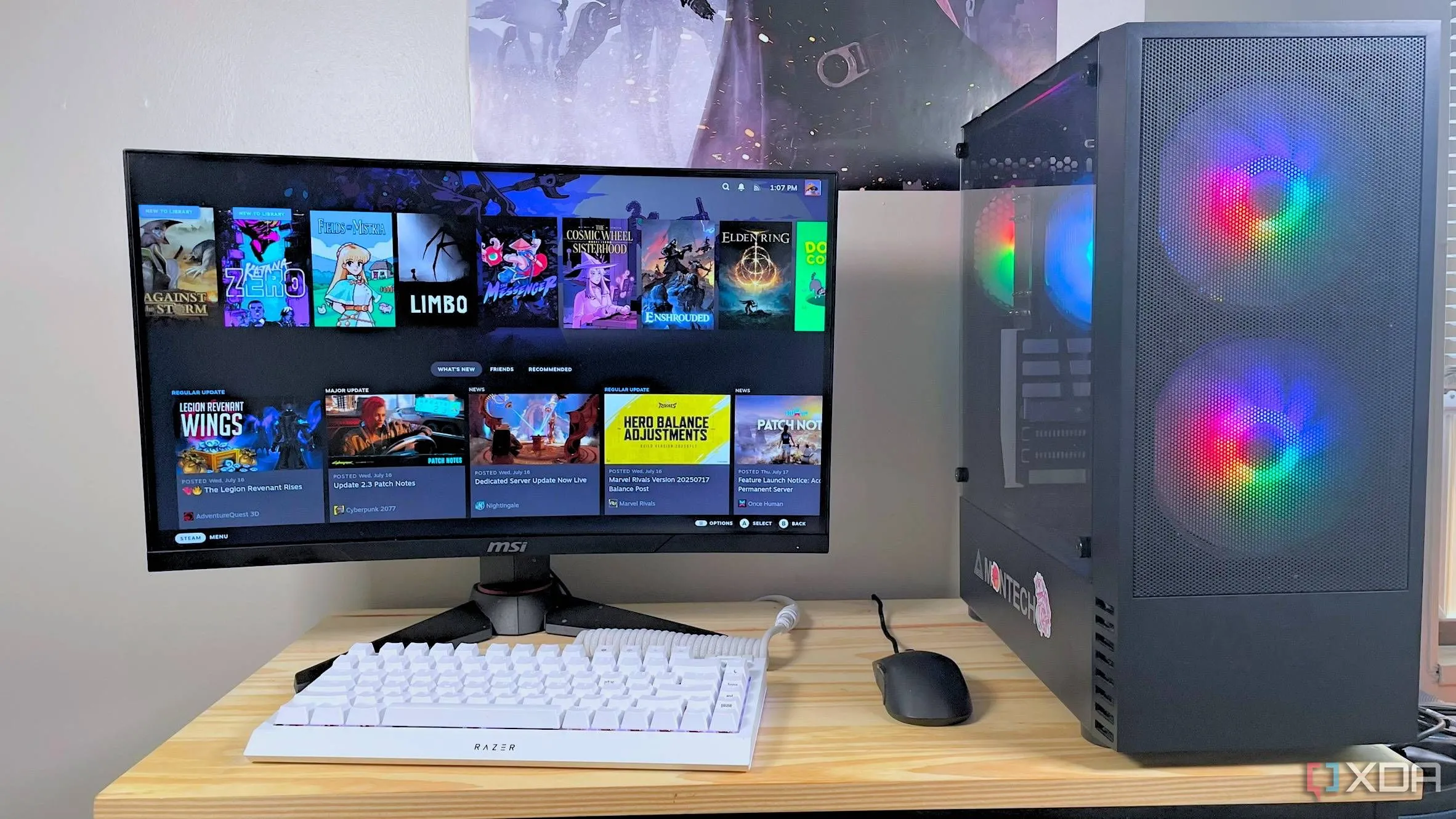 Máy tính gaming tự chế chạy SteamOS với màn hình, bàn phím và chuột