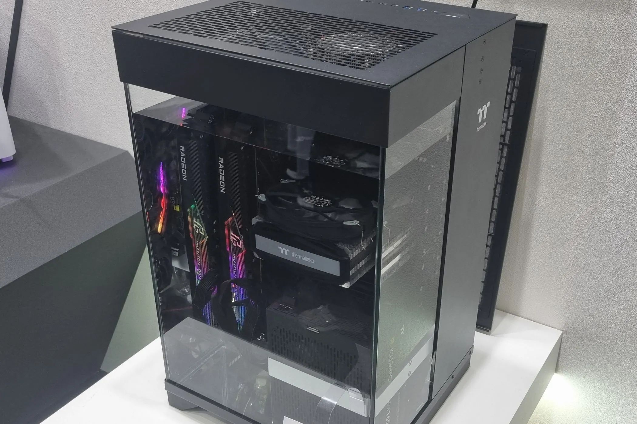 Máy tính Intel và ASRock trong hệ thống làm mát bằng chất lỏng ngâm, minh họa các giải pháp làm mát PC độc đáo và phức tạp