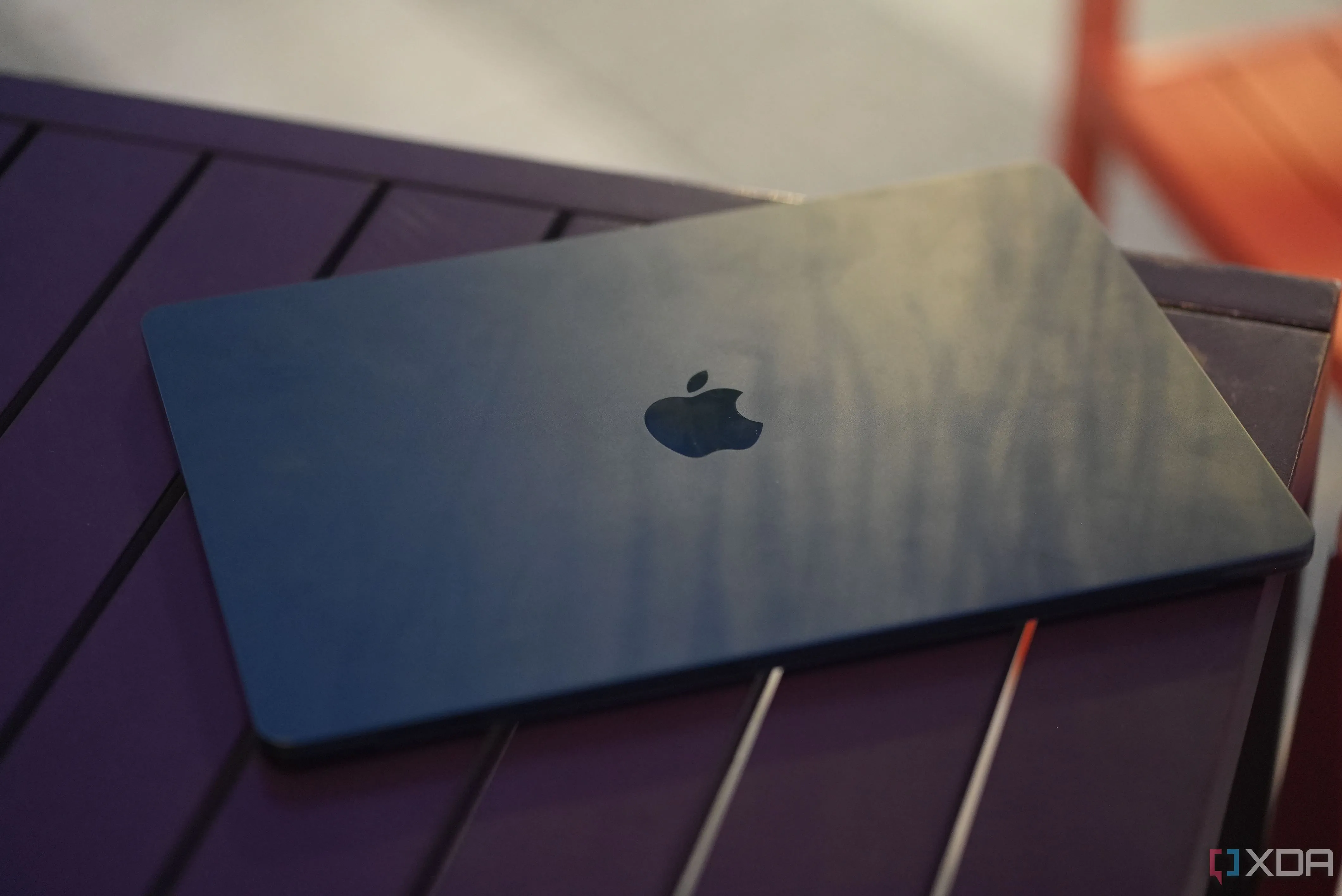 Máy tính MacBook Air M3 đặt trên bàn, tượng trưng cho việc hỗ trợ mua sắm công nghệ
