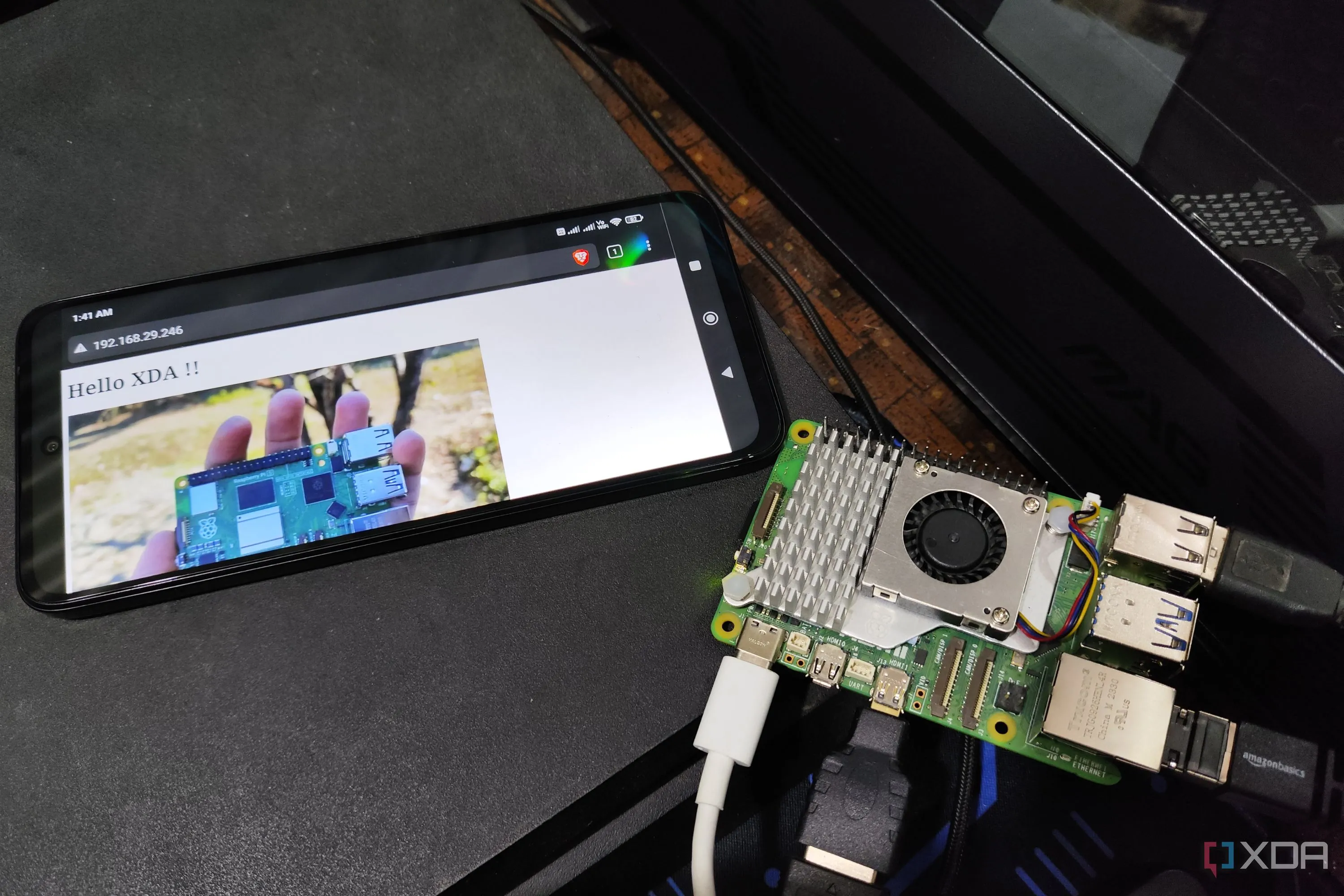 Máy tính Raspberry Pi 5 bên cạnh điện thoại Poco M6 Pro, minh họa một máy chủ web gia đình nhỏ gọn