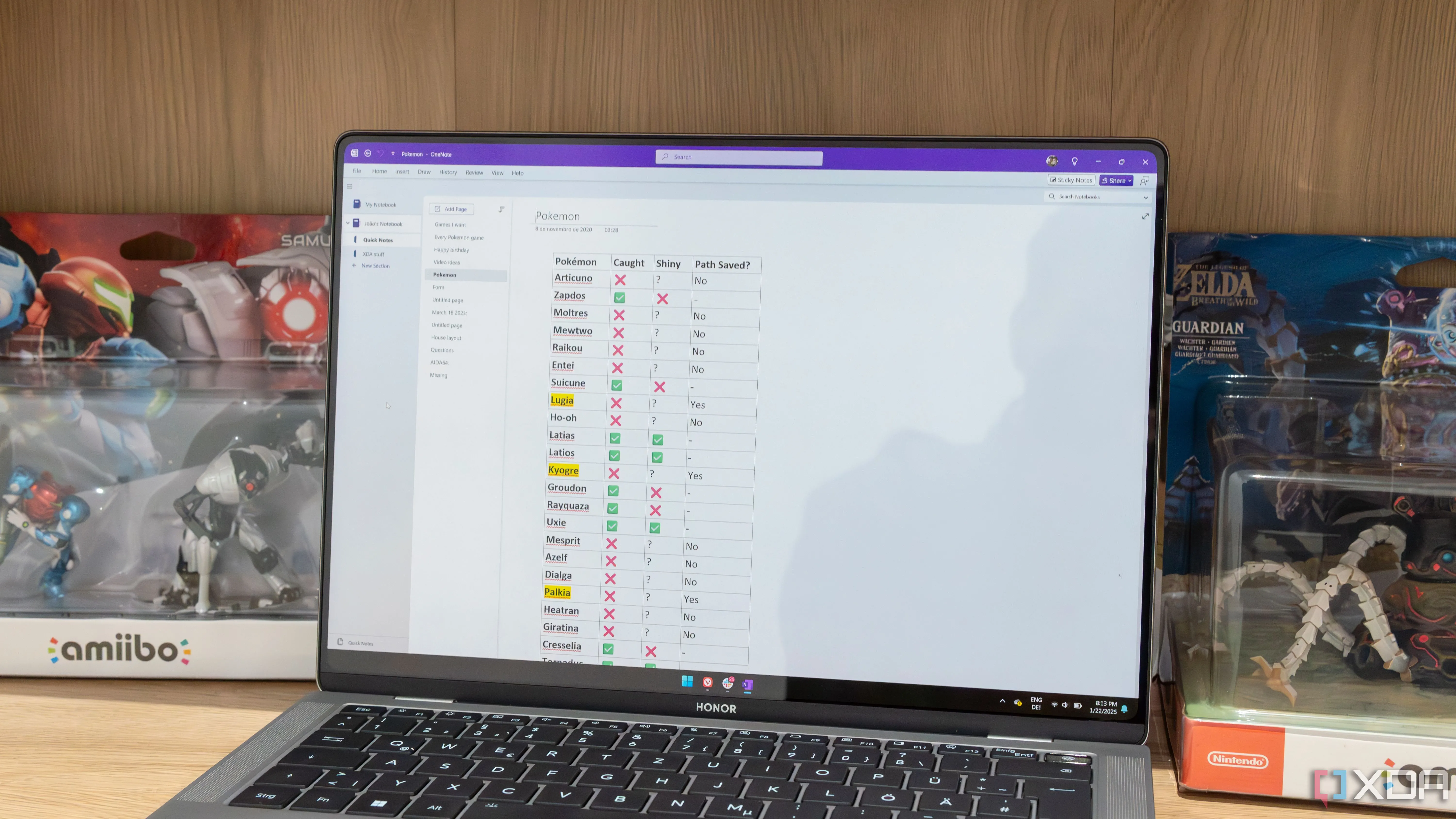 Máy tính xách tay chạy Windows 11 hiển thị ứng dụng OneNote với giao diện ghi chú đa dạng, minh họa khả năng quản lý thông tin linh hoạt.