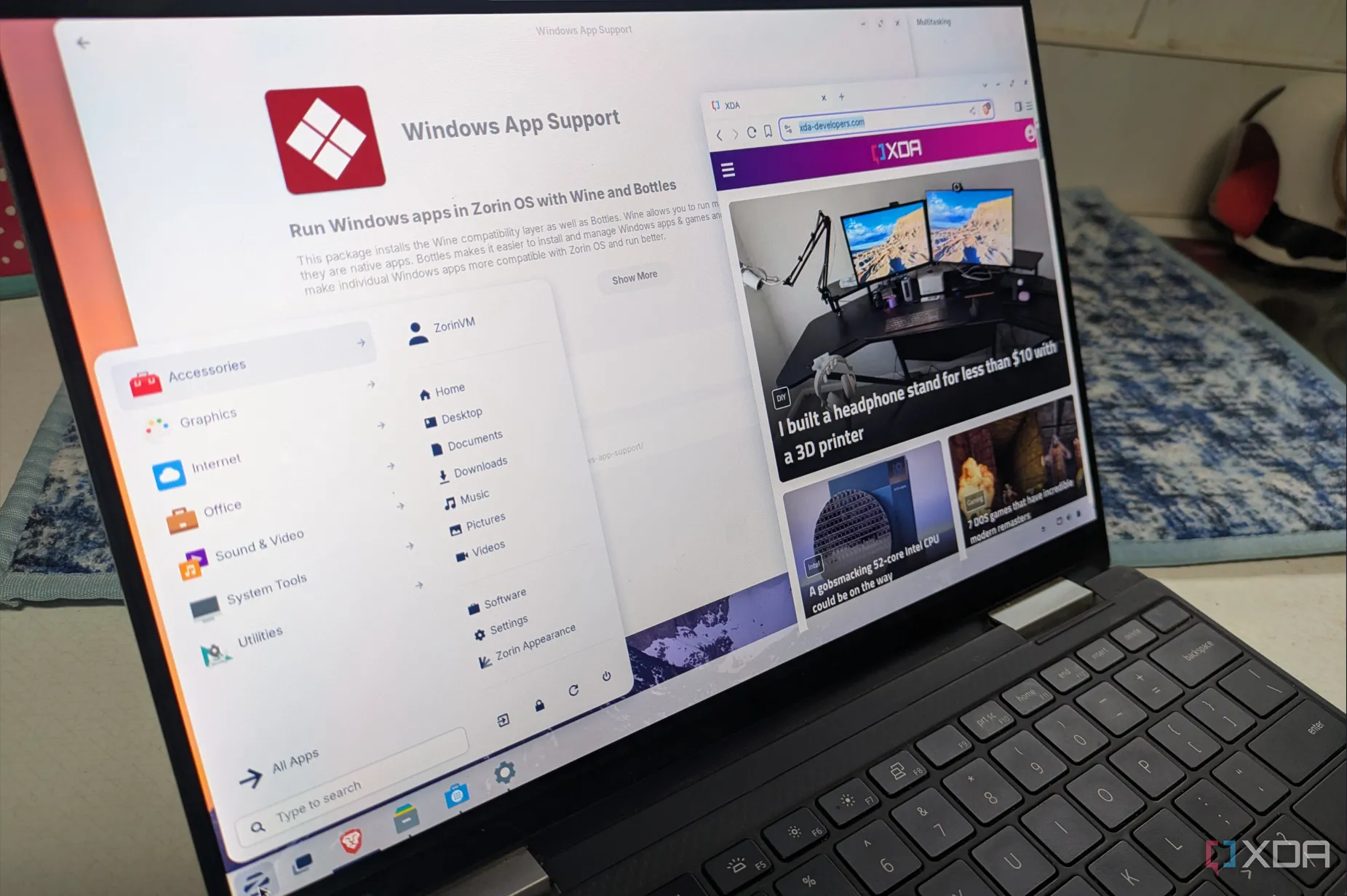 Máy tính xách tay hiển thị giao diện ZorinOS, một lựa chọn Linux thân thiện cho người dùng Windows