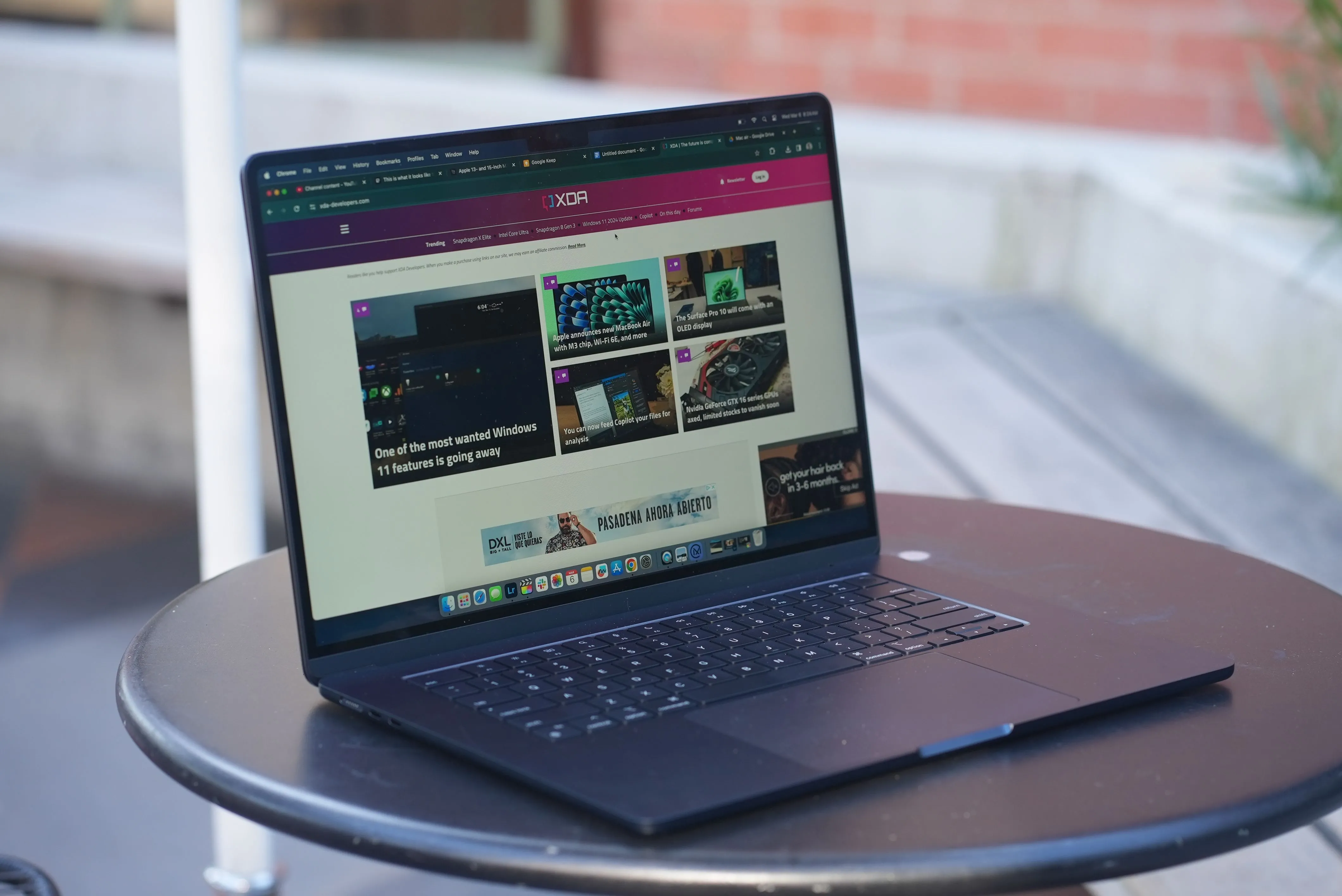 Máy tính xách tay MacBook Air M3 trên bàn làm việc, tượng trưng cho môi trường làm việc trực tuyến đa nhiệm