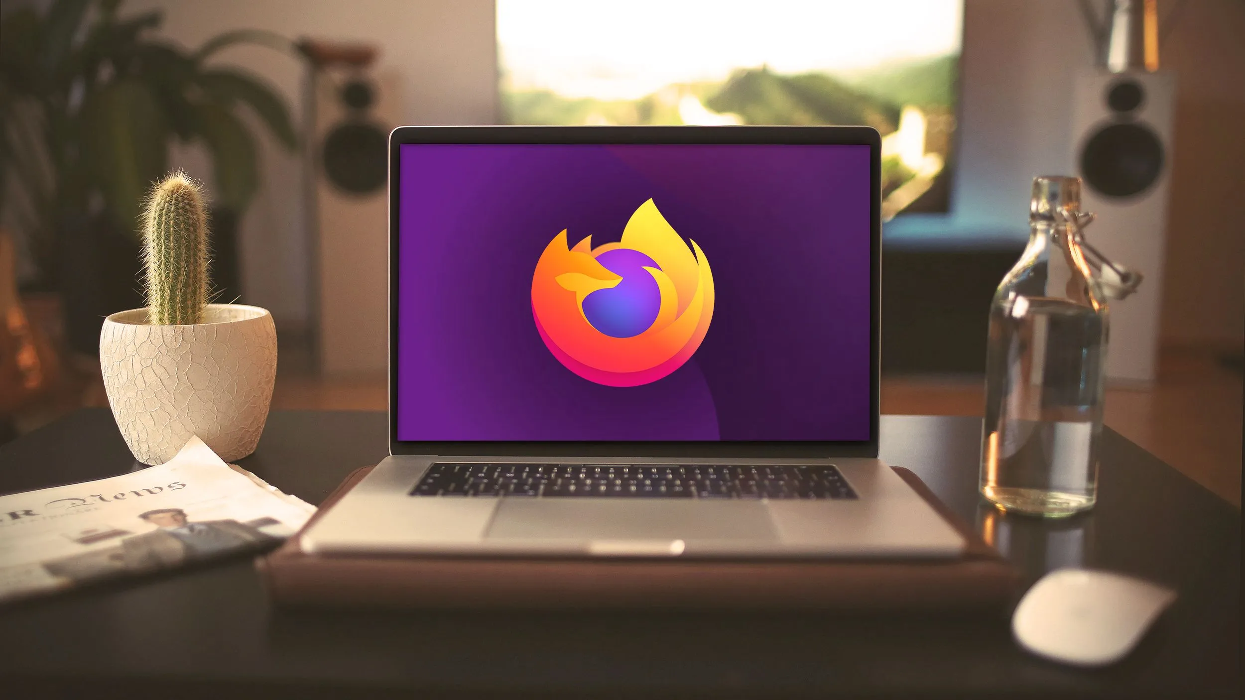 Máy tính xách tay MacBook Pro với logo trình duyệt Mozilla Firefox trên màn hình, gợi ý giải pháp thay thế Chrome