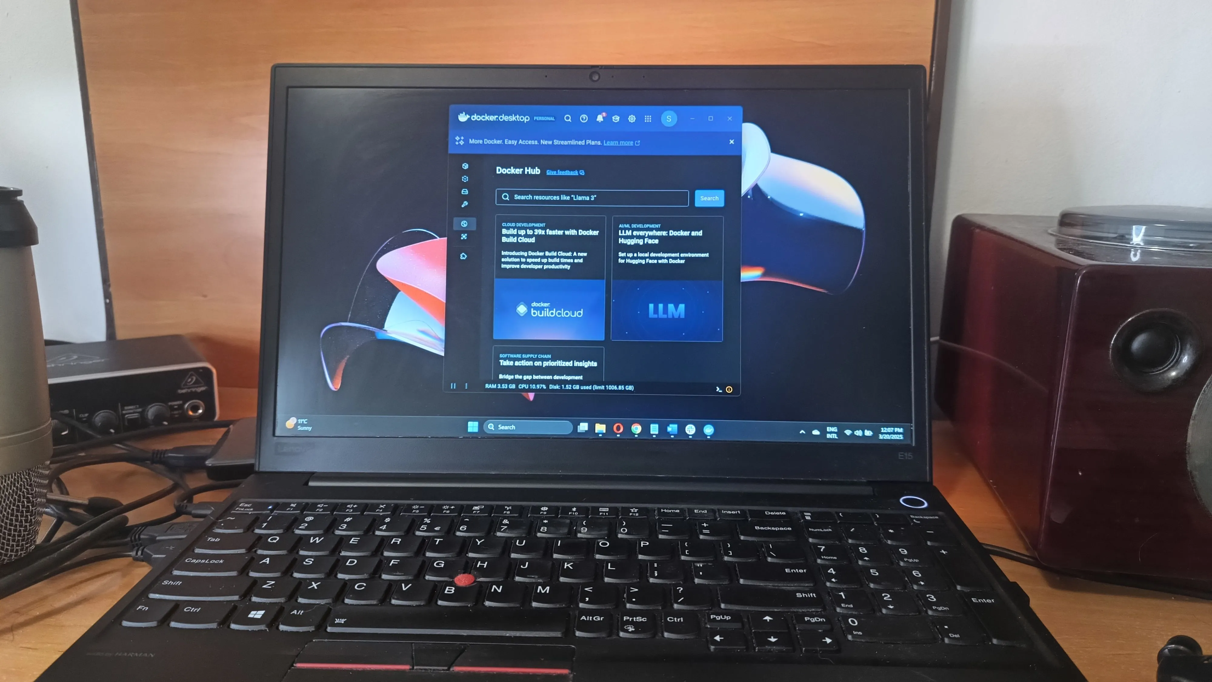 Máy tính xách tay Windows 11 hiển thị Docker đang chạy