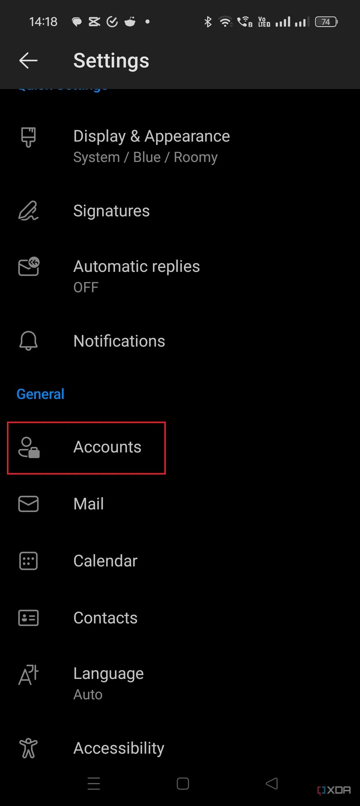 Menu cài đặt trong ứng dụng Outlook di động với tùy chọn Tài khoản