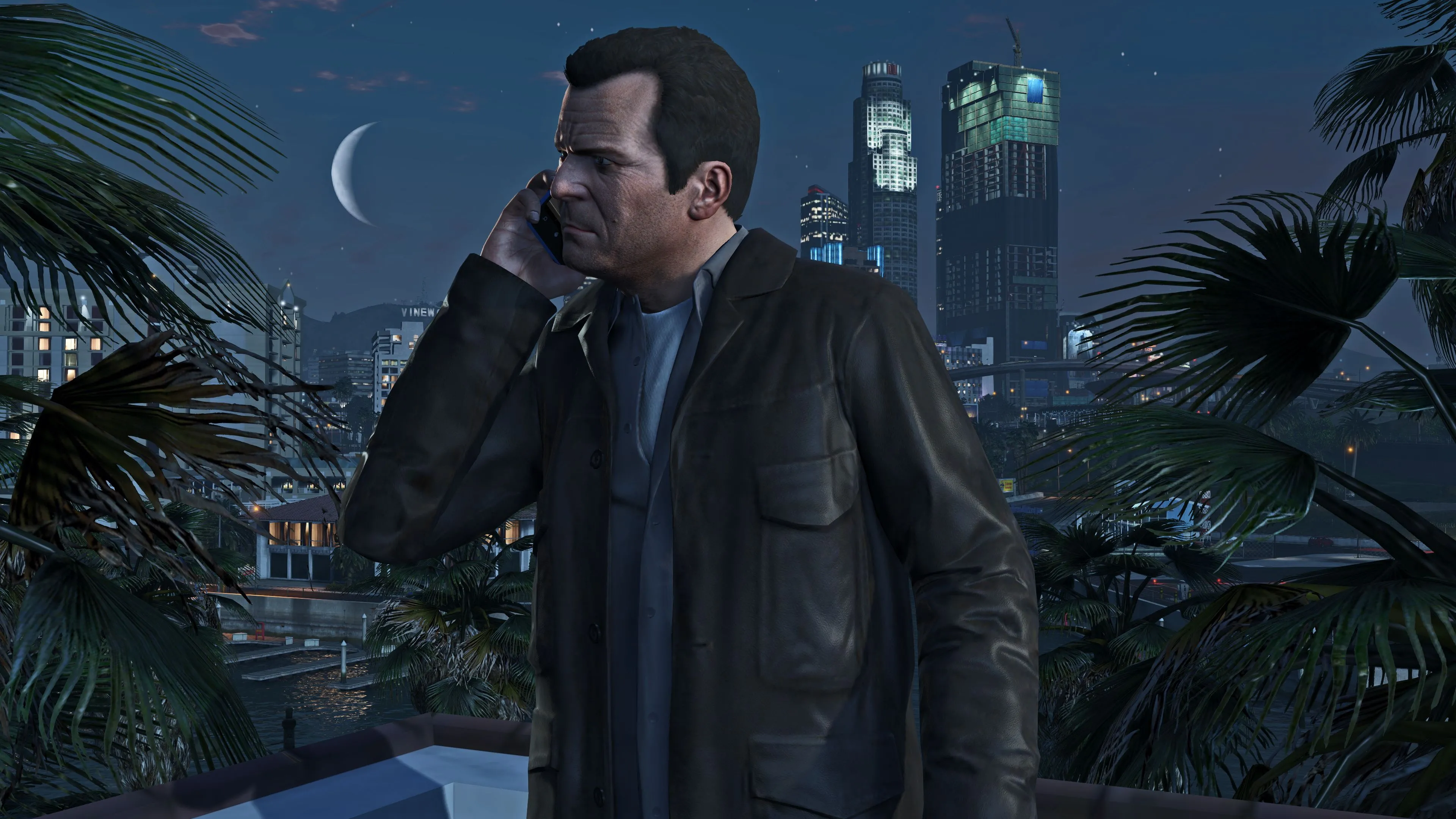 Michael đang nói chuyện điện thoại trong Grand Theft Auto V, hình ảnh minh họa cho vai trò của AI trong các phòng ban phi sáng tạo của ngành game.