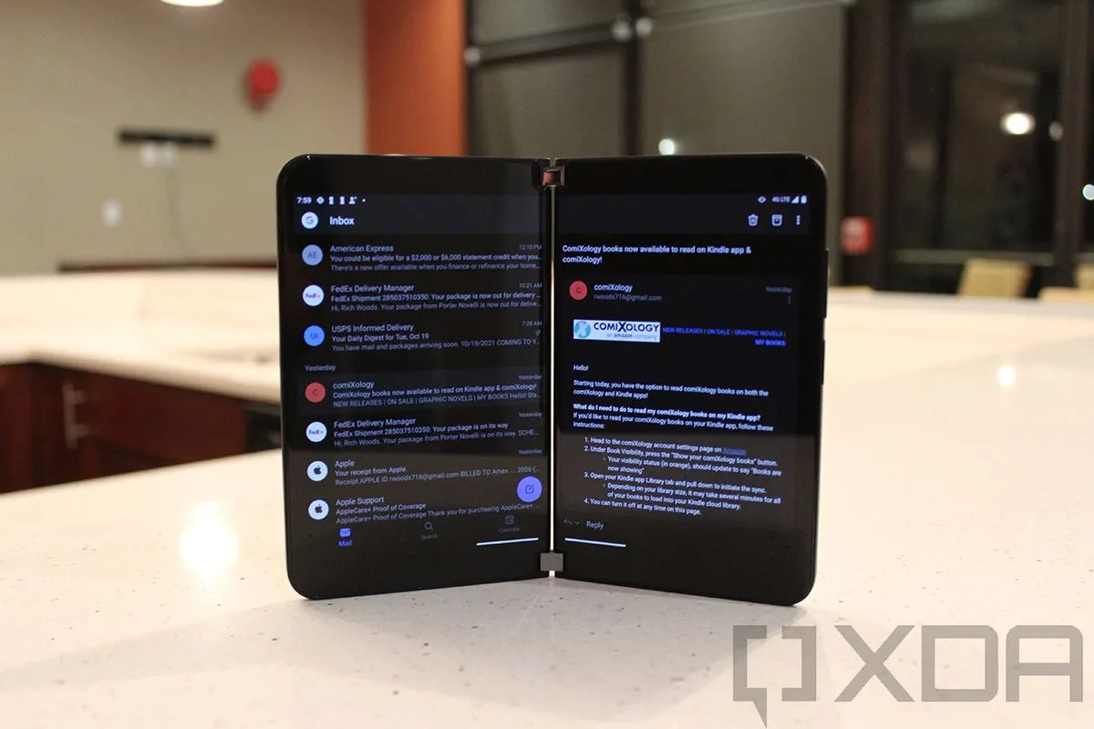 Microsoft Outlook trên thiết bị Surface Duo, một trong các ứng dụng bị cáo buộc thu thập dữ liệu vị trí người dùng.