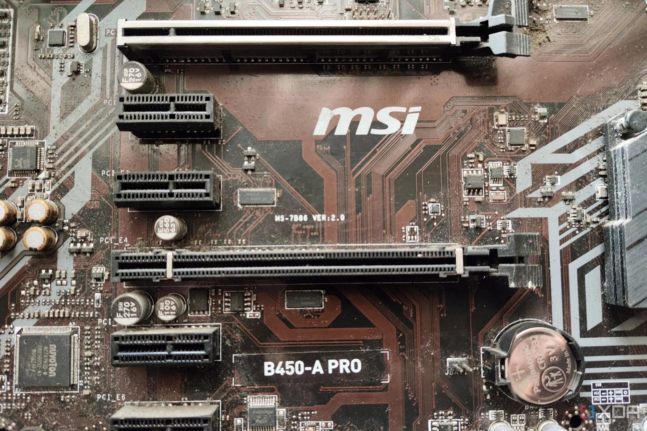 Minh họa bo mạch chủ với các khe cắm PCIe nổi bật, chuẩn bị cho kỷ nguyên tốc độ mới