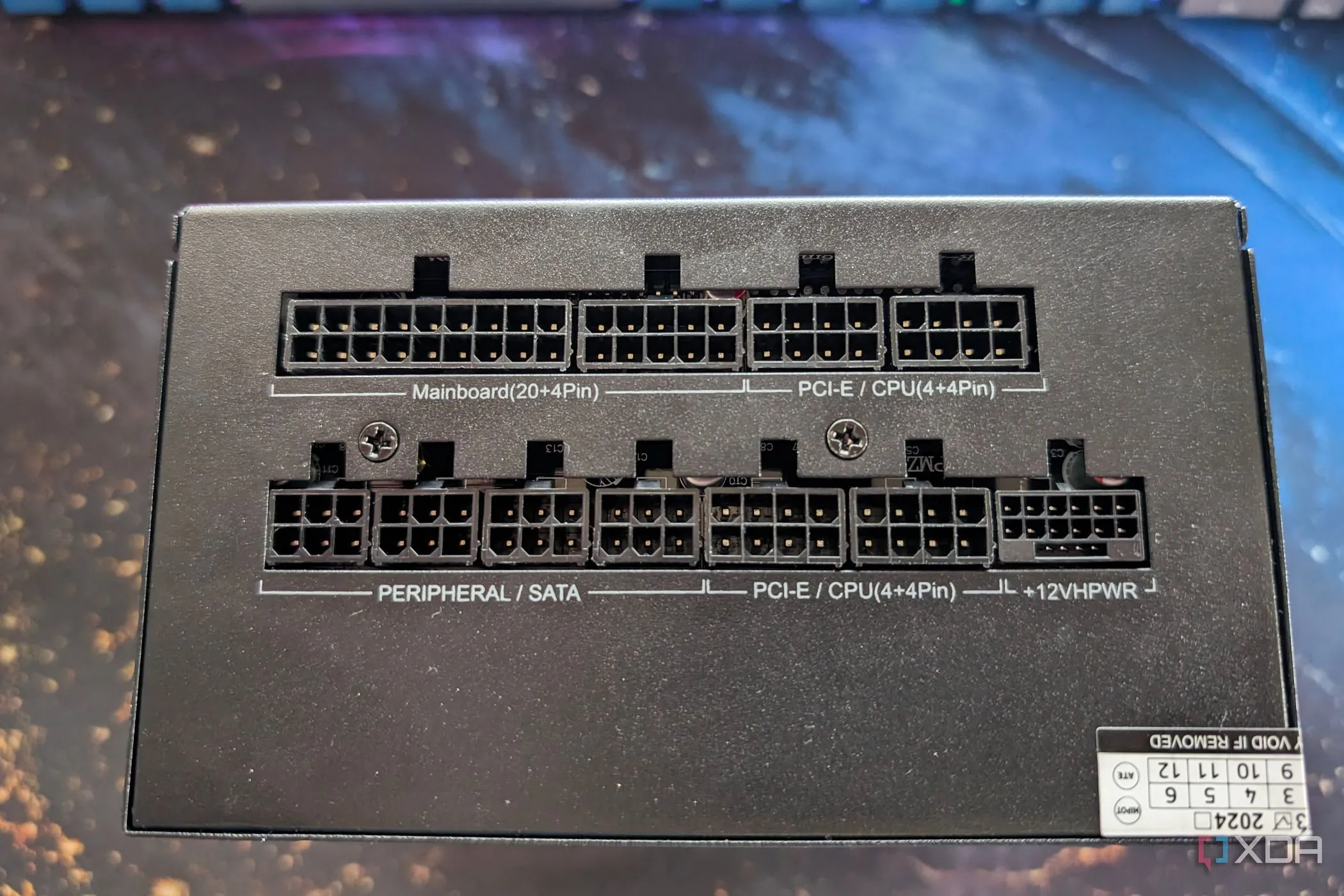 Minh họa một bộ nguồn máy tính (PSU) với cổng kết nối hiện đại