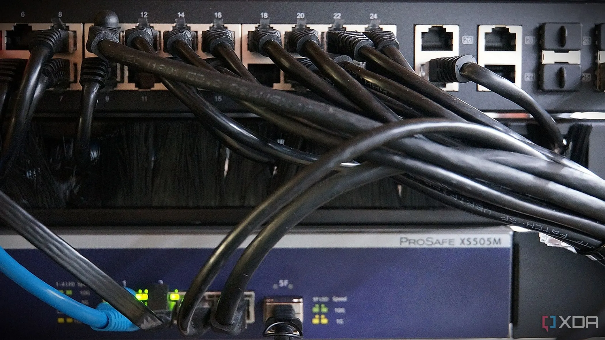 Minh họa switch mạng kết nối nhiều thiết bị qua cổng Ethernet