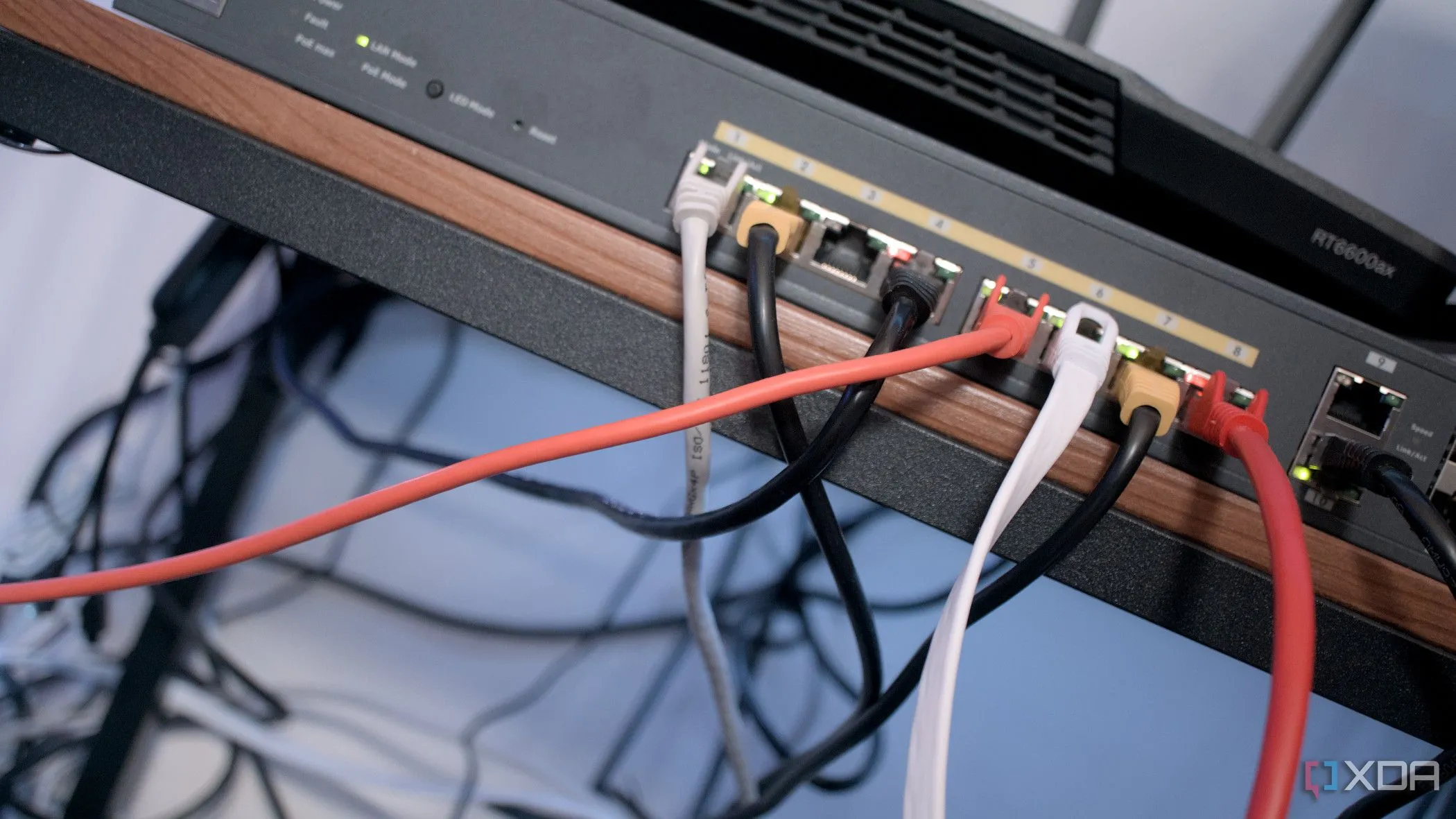 Mớ dây mạng hỗn độn trong một hệ thống home lab