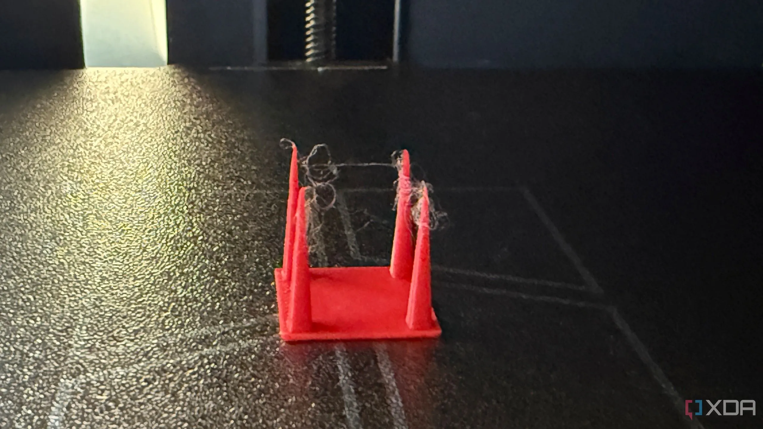Mô hình hiệu chuẩn bị lỗi kéo sợi (stringing) khi in 3D, cho thấy các sợi nhựa không mong muốn.