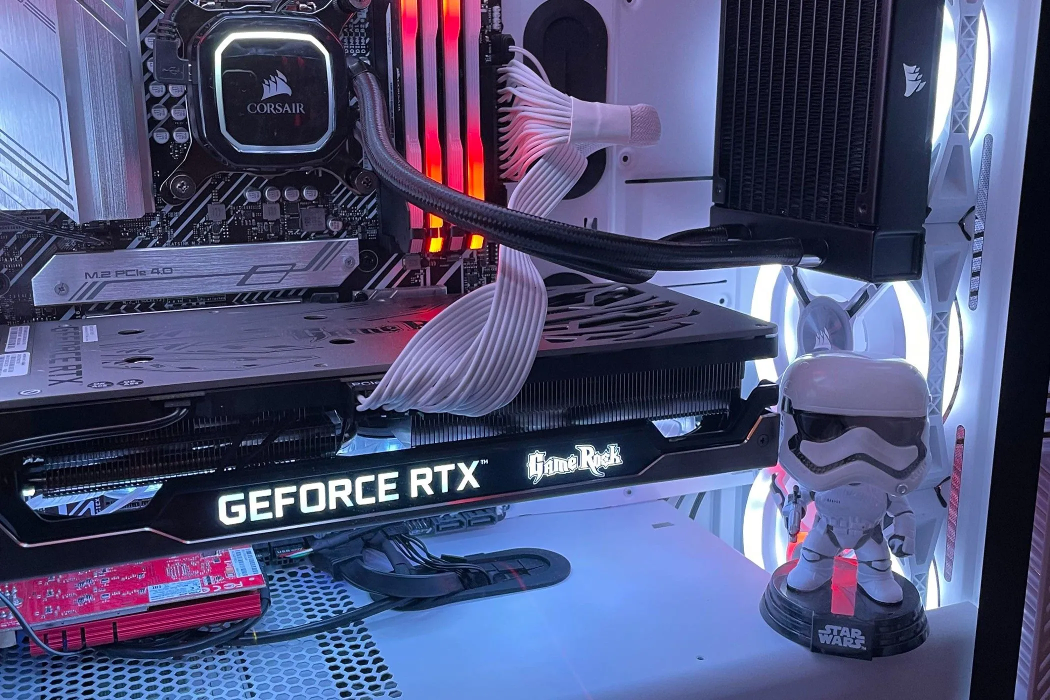 Mô hình lính Stormtrooper bên trong case máy tính chơi game với đèn LED