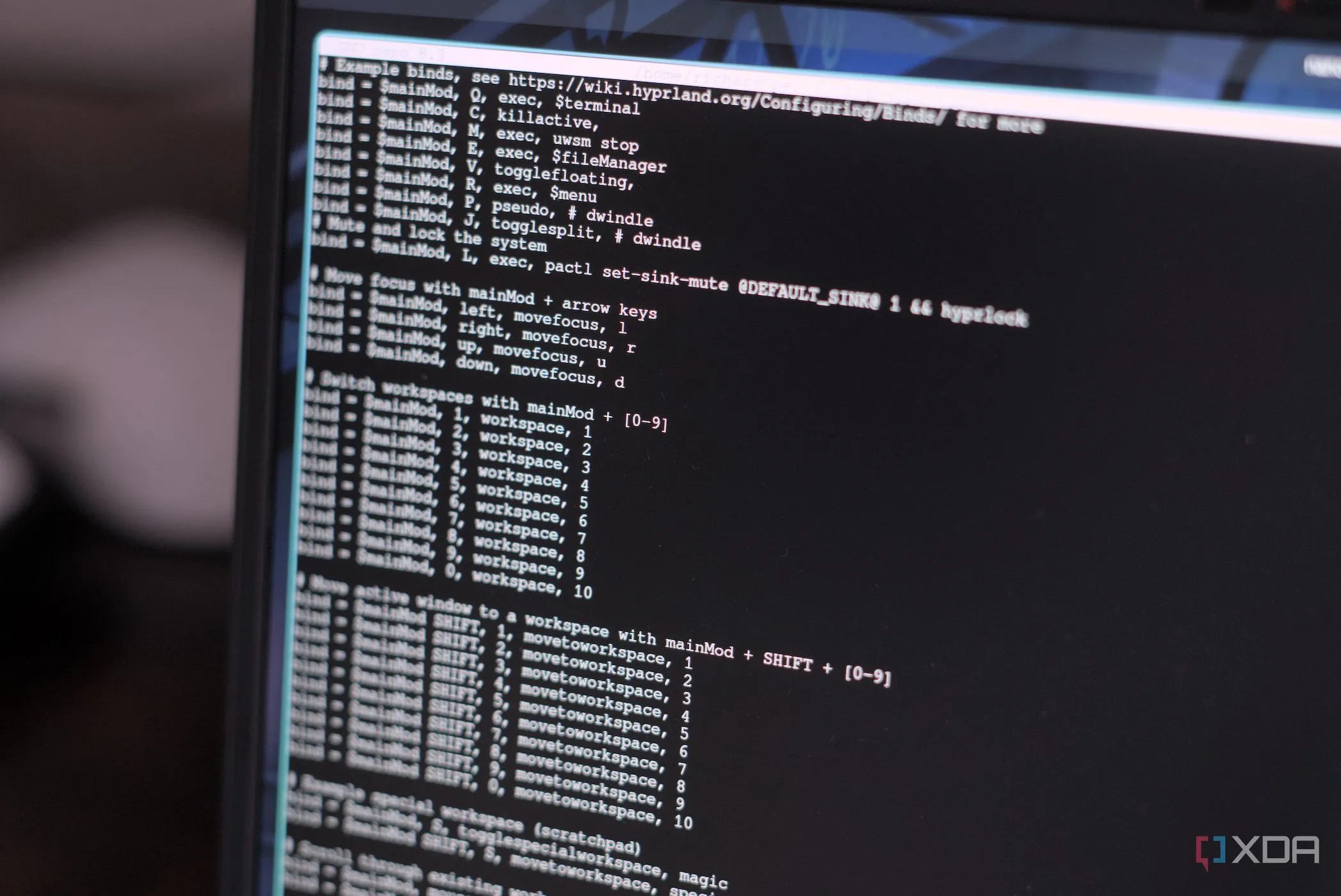 Mô tả giao diện desktop Hyprland trên laptop Framework chạy Arch Linux, thể hiện khả năng tùy biến cao của Linux.