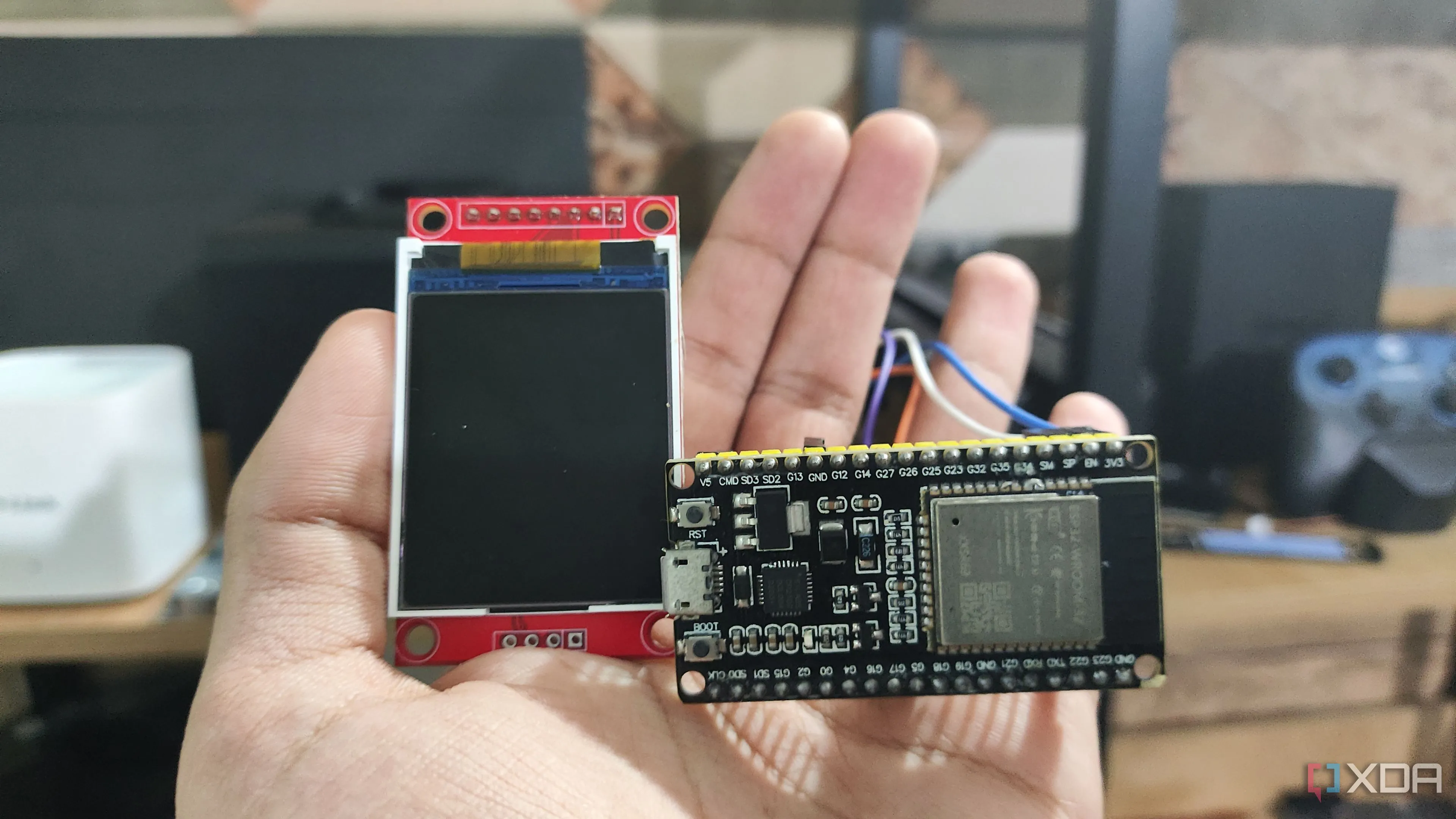 Module màn hình kết nối với ESP32, thể hiện tiềm năng mở rộng cho các dự án bảng điều khiển nhà thông minh