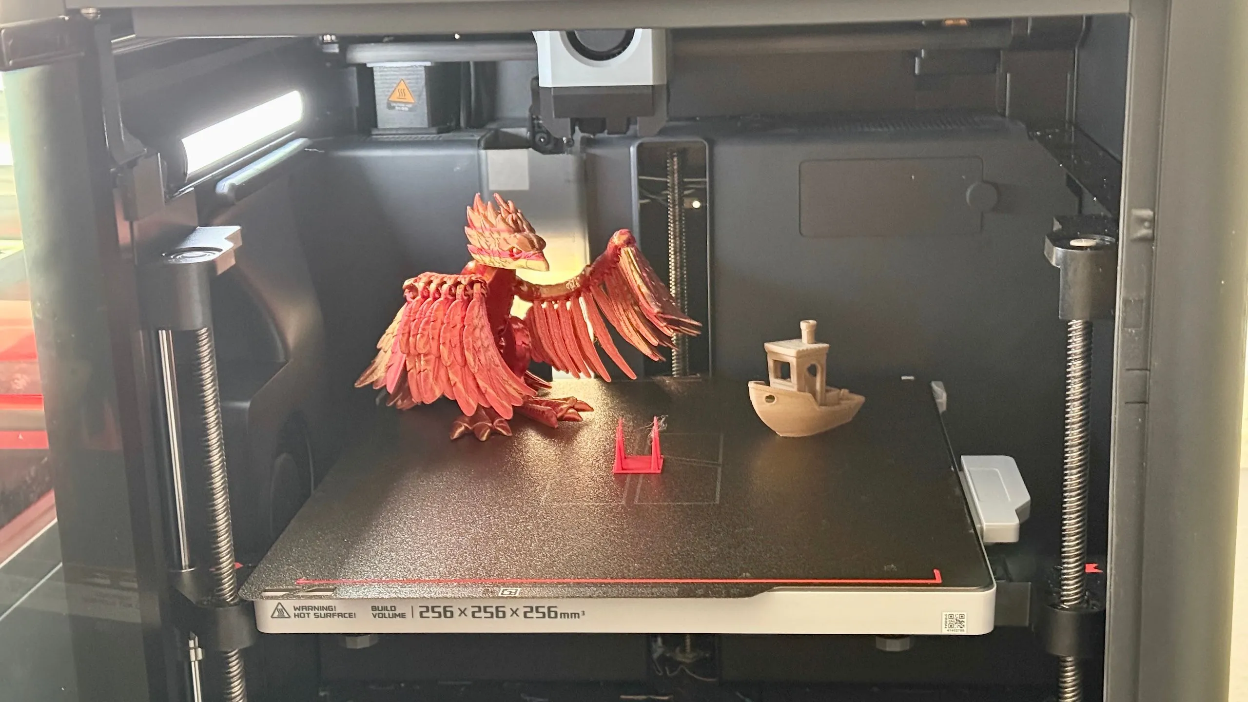 Một bản in 3D bị lỗi kéo sợi filament (stringing), thường do nhiệt độ in không phù hợp hoặc vấn đề làm mát