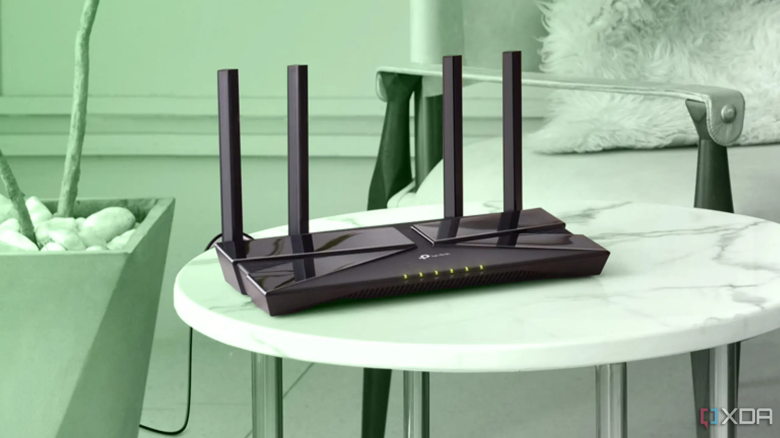 Một bộ định tuyến Wi-Fi màu đen trên bàn tròn nhỏ với nền xanh