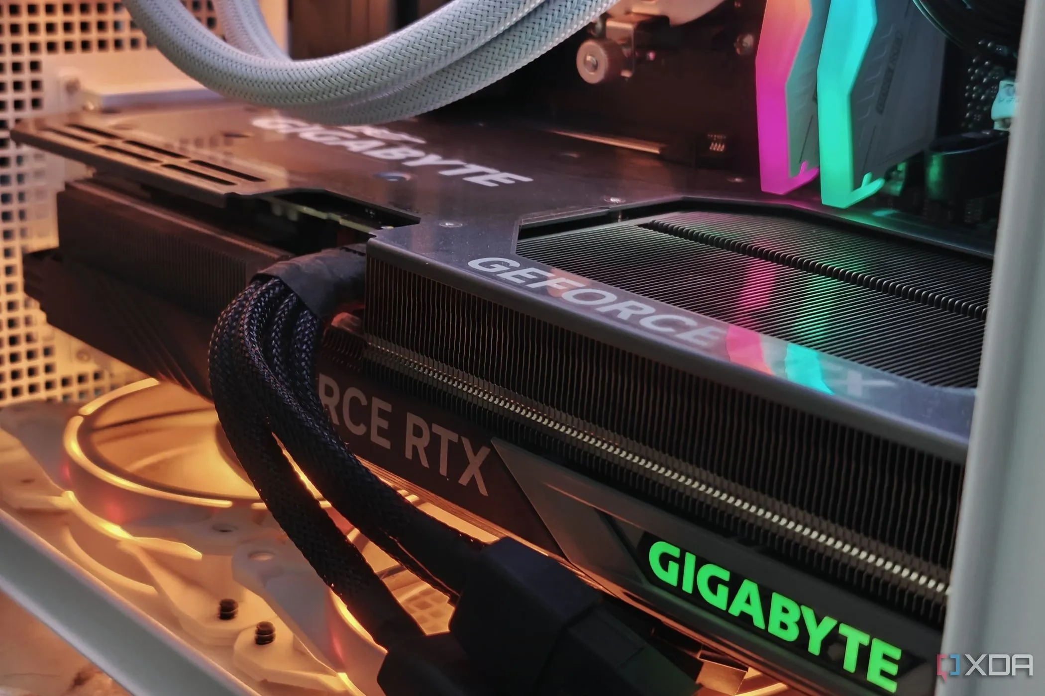 Một bộ PC gaming hiện đại với card đồ họa Gigabyte GeForce RTX 4070 Ti Gaming OC và đèn RGB lung linh.