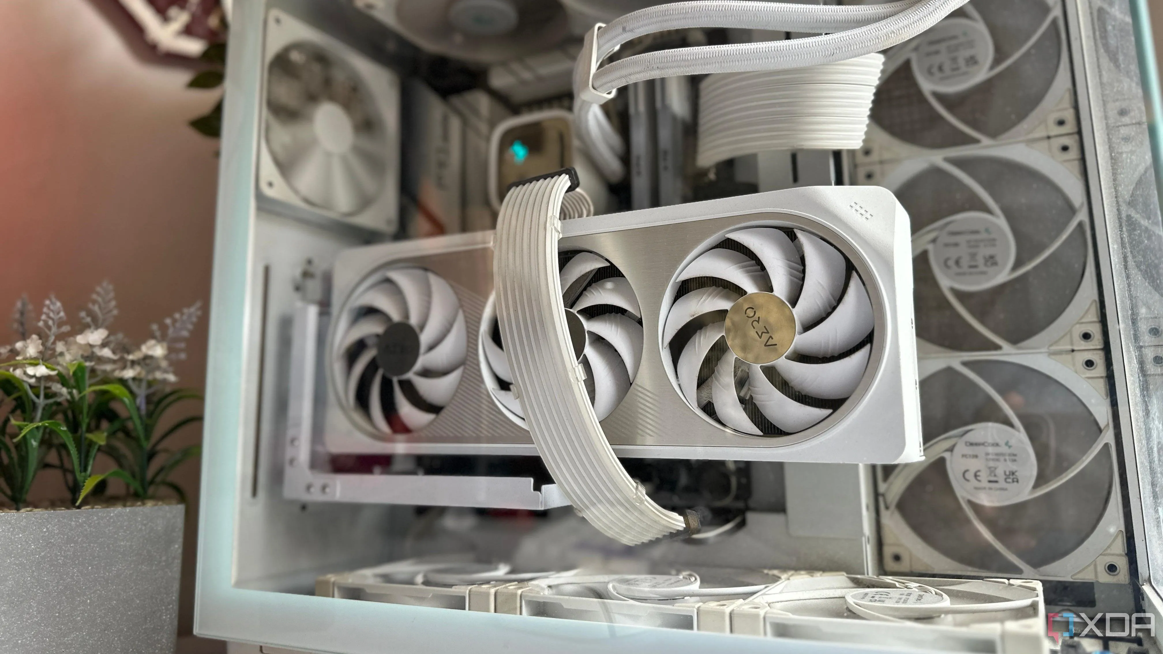 Một bộ PC gaming màu trắng với card đồ họa (GPU) trắng nổi bật, minh họa cho xu hướng xây dựng PC hiện đại và việc &quot;future-proofing&quot; linh kiện