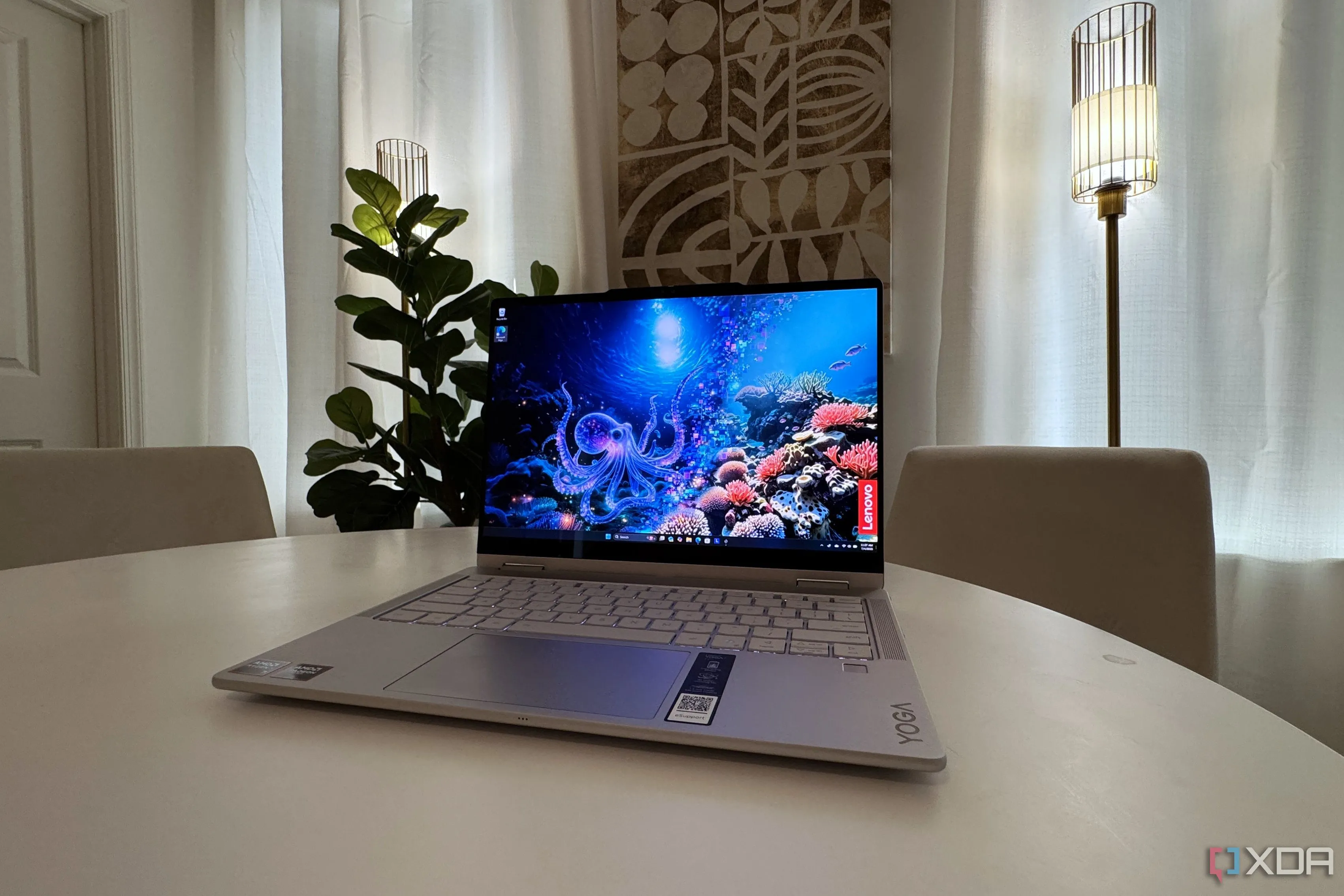 Một chiếc laptop 2-in-1 Lenovo Yoga 7 14 inch thế hệ 10 đặt trên bàn phòng ngủ