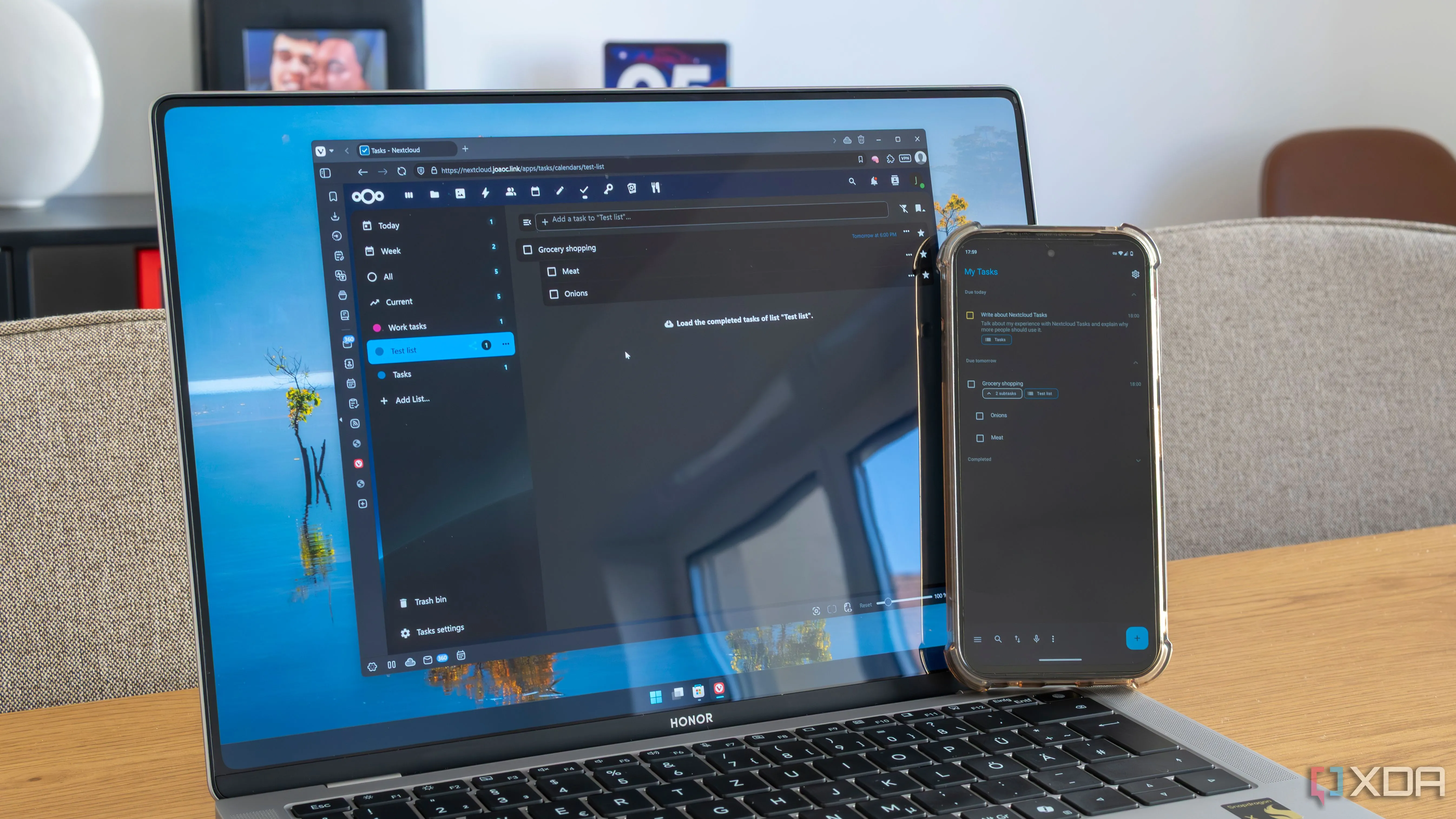 Một chiếc laptop chạy Nextcloud Tasks trong Vivaldi cạnh điện thoại hiển thị cùng danh sách nhiệm vụ bằng ứng dụng Tasks.org
