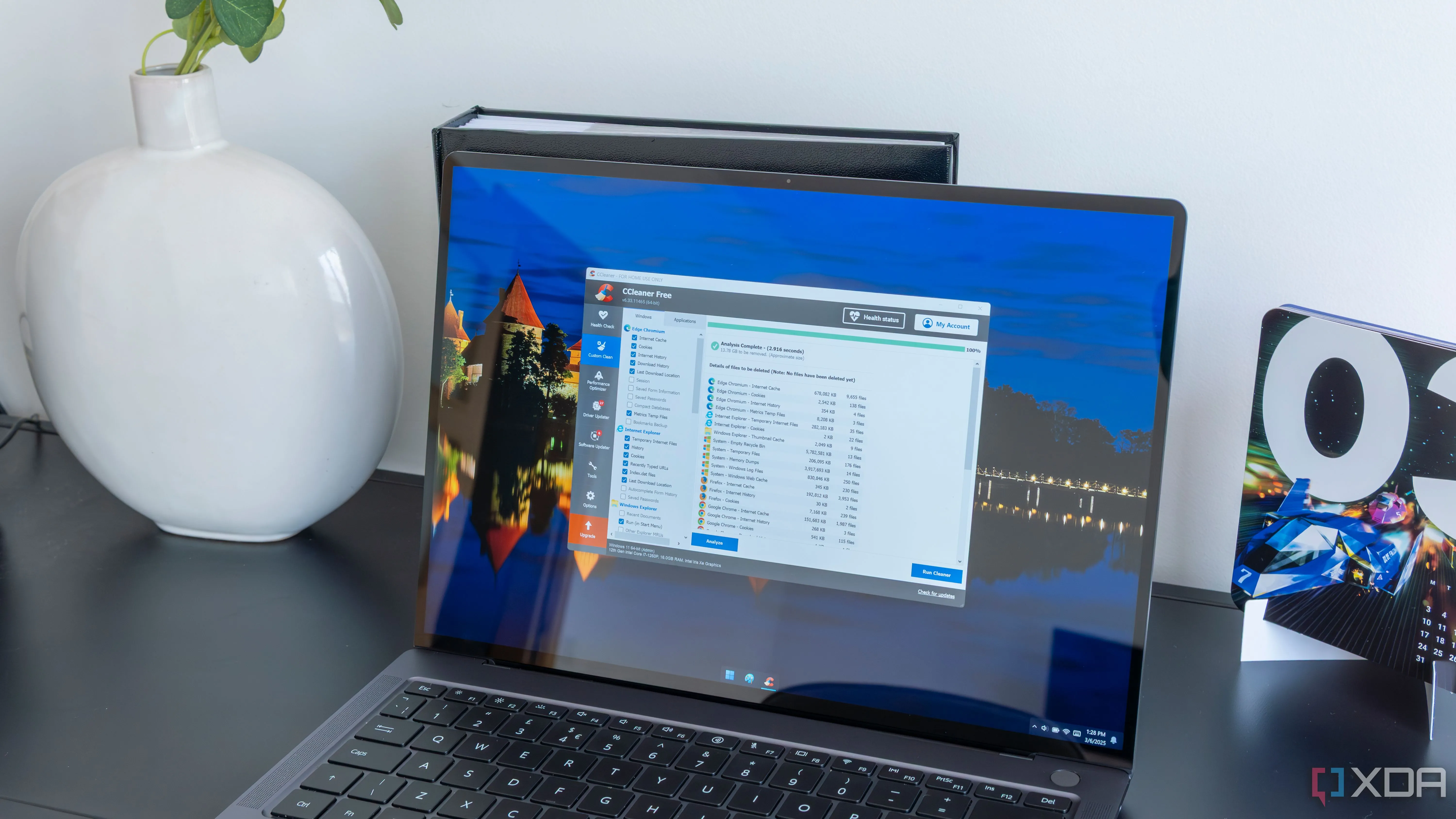 Một chiếc laptop Windows 11 đang chạy phần mềm CCleaner, minh họa cho ứng dụng tối ưu hóa PC phổ biến nhưng không cần thiết.