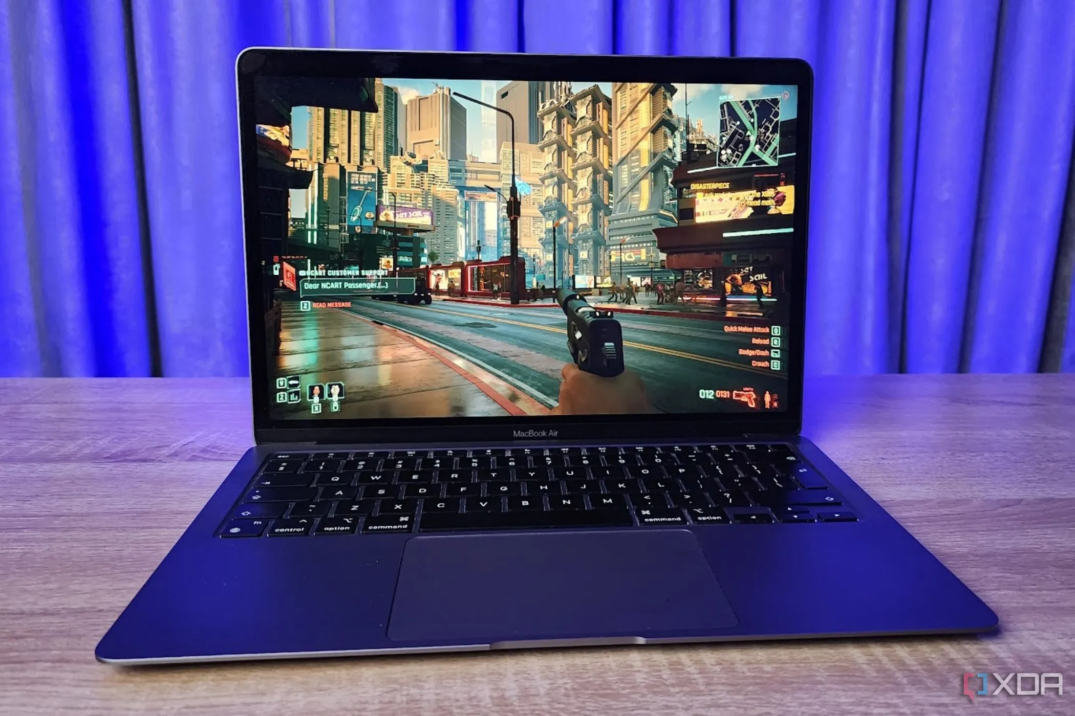Một chiếc MacBook đang hiển thị tựa game Cyberpunk 2077, minh họa khả năng chơi game trên phần cứng không chuyên dụng thông qua các công nghệ tối ưu.