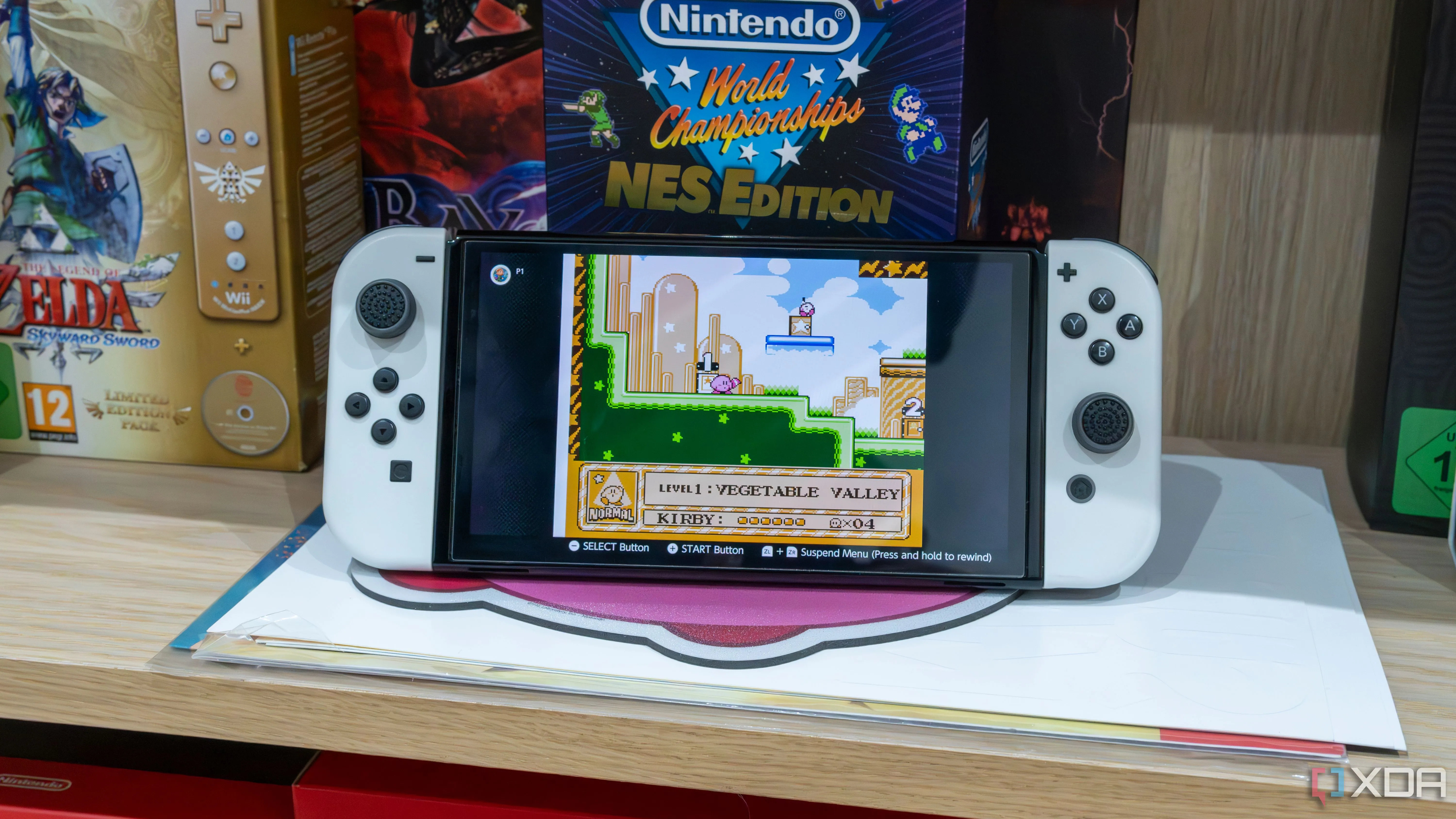 Một chiếc Nintendo Switch OLED hiển thị game Kirby, tượng trưng cho những tựa game cổ điển dễ chơi và phù hợp để giải trí
