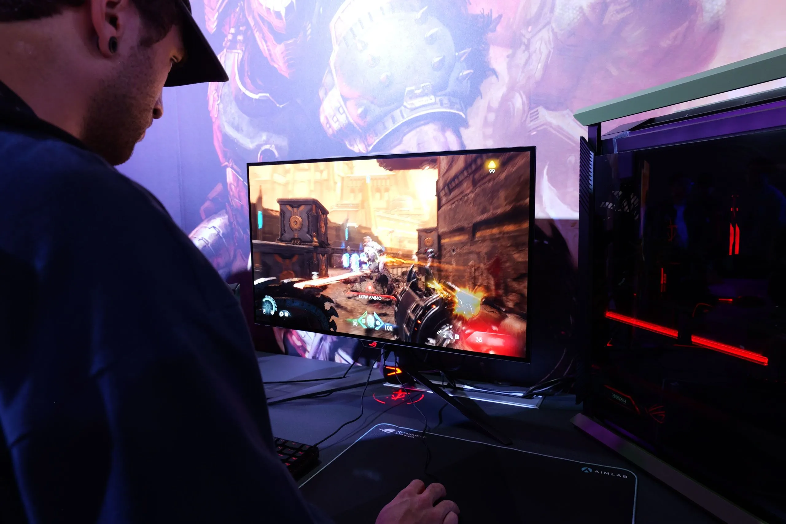 Một chiếc PC chơi game ASUS với chủ đề Doom, nhấn mạnh khả năng tương thích và trải nghiệm tối ưu với công nghệ DLSS và Path Tracing.