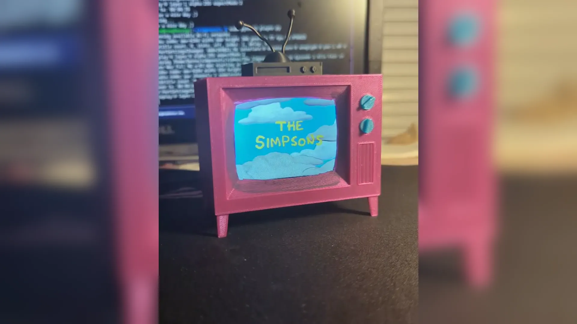 Một chiếc TV mini chiếu game The Simpsons Hit &amp; Run, minh họa game chuyển thể từ hoạt hình