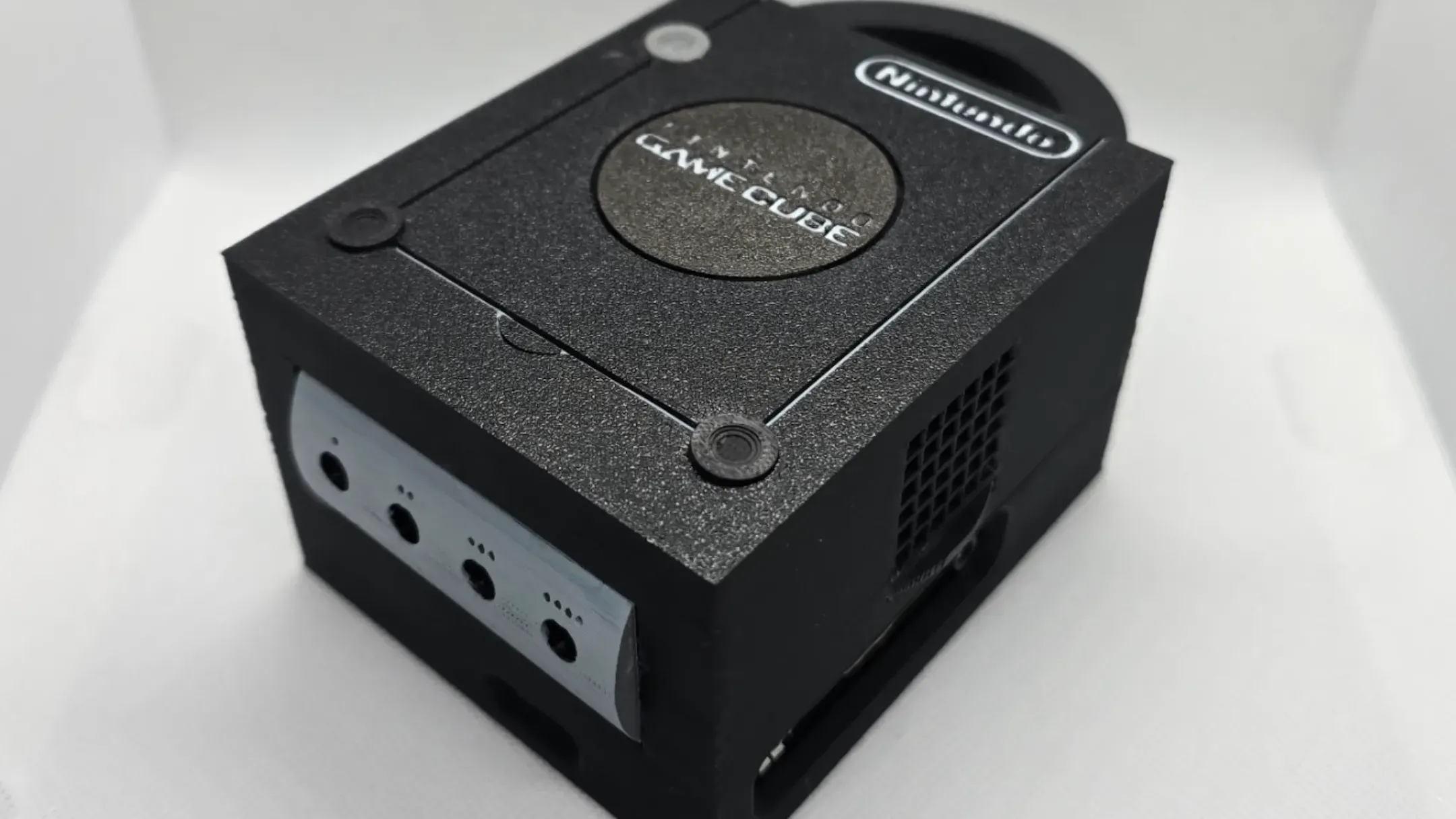 Một chiếc vỏ case in 3D mô phỏng Nintendo GameCube dành cho Raspberry Pi, biến thiết bị thành một máy console retro hoàn chỉnh.