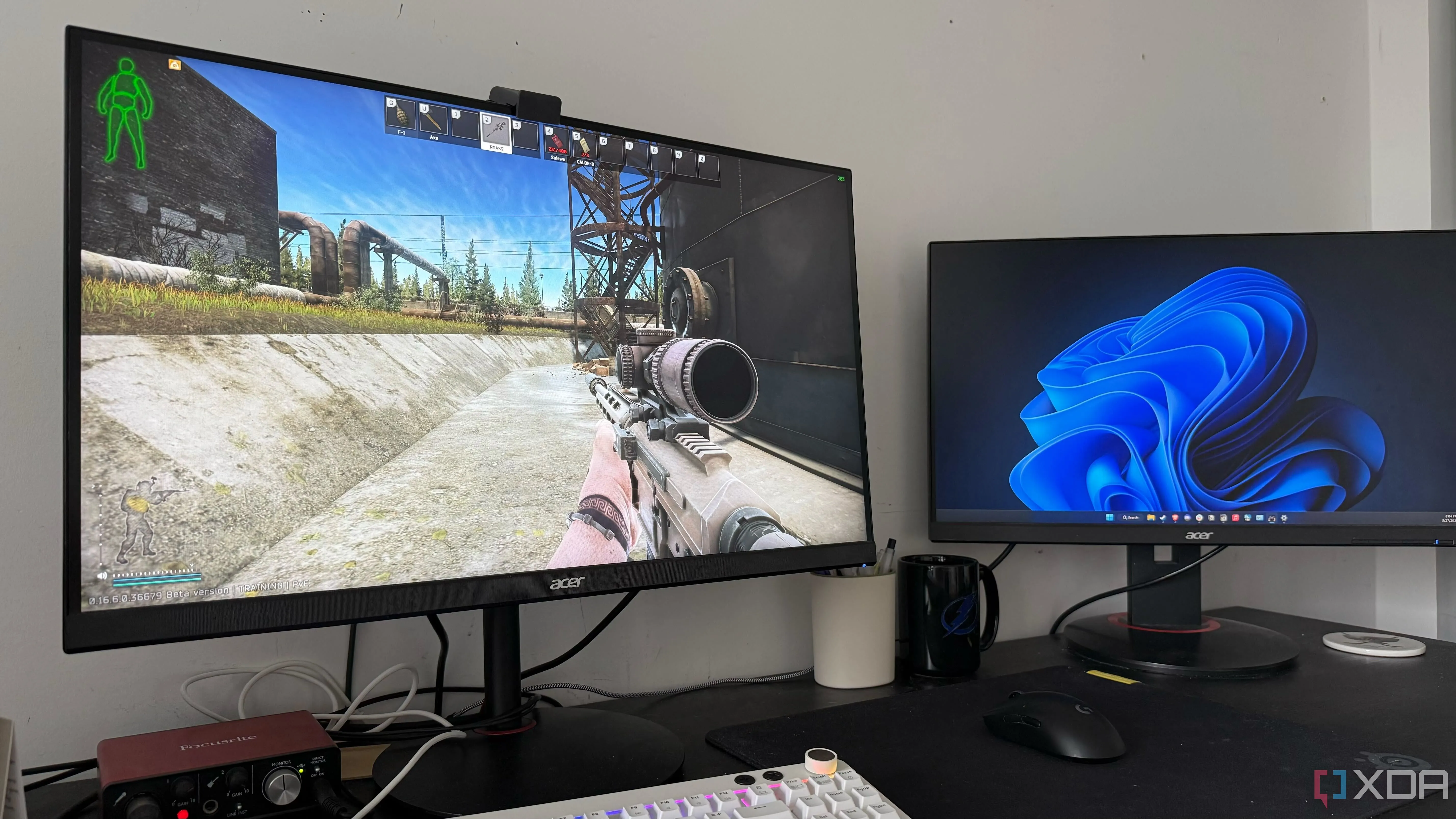 Một góc làm việc chơi game với màn hình hiển thị game FPS, minh họa thách thức anti-cheat trên Linux.