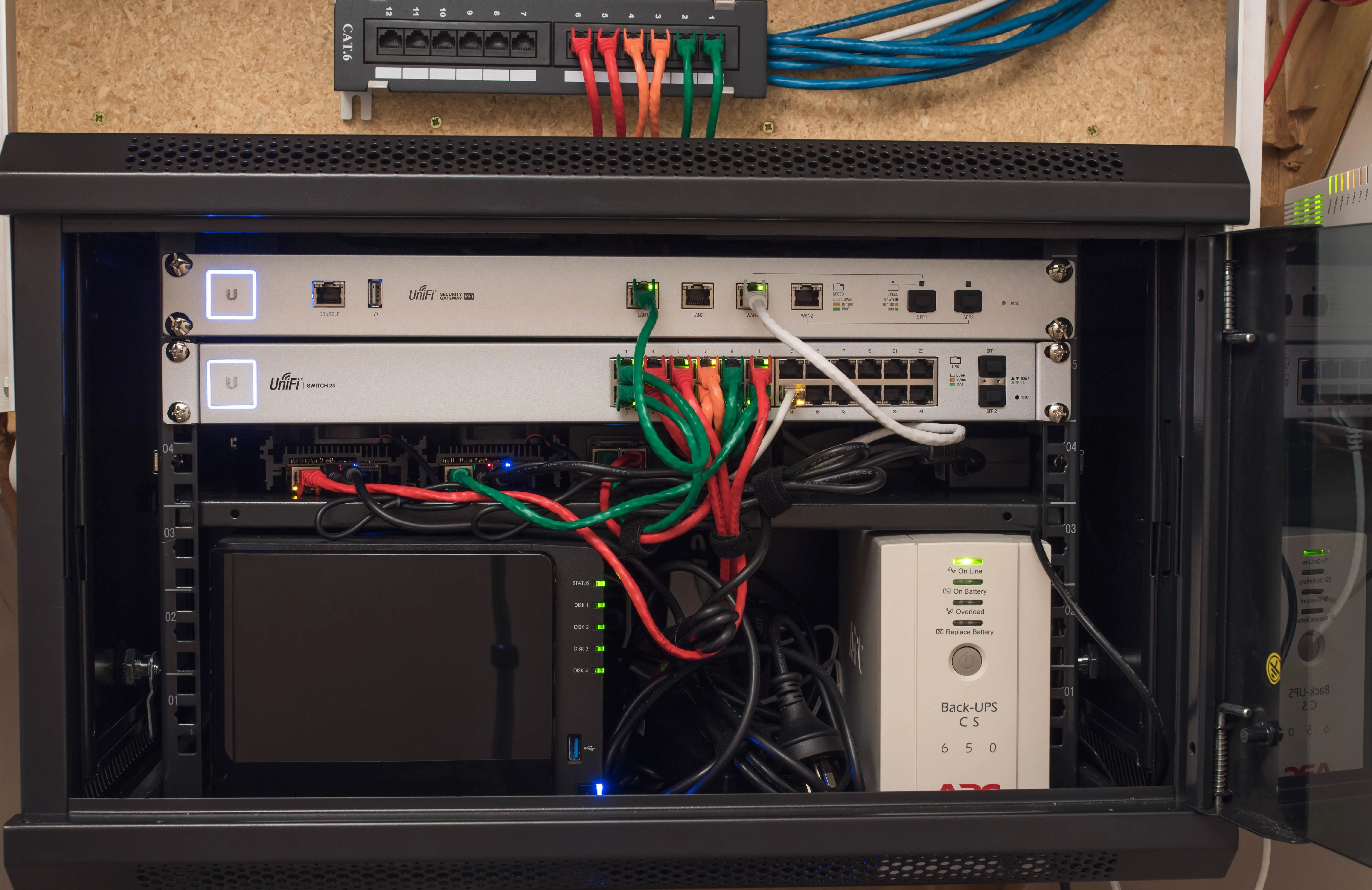Một hệ thống homelab nhỏ gọn được lắp đặt trong tủ rack server