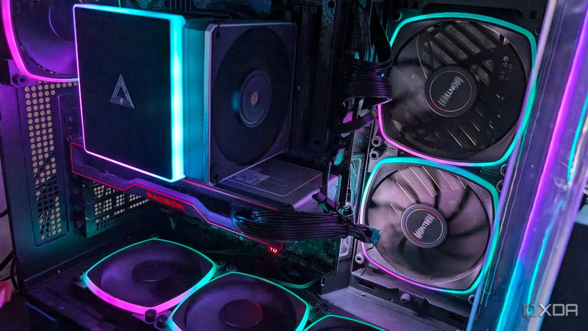 Một hệ thống PC gaming với đèn RGB nổi bật và card đồ họa AMD, thể hiện một bộ máy được đầu tư kỹ lưỡng về làm mát.