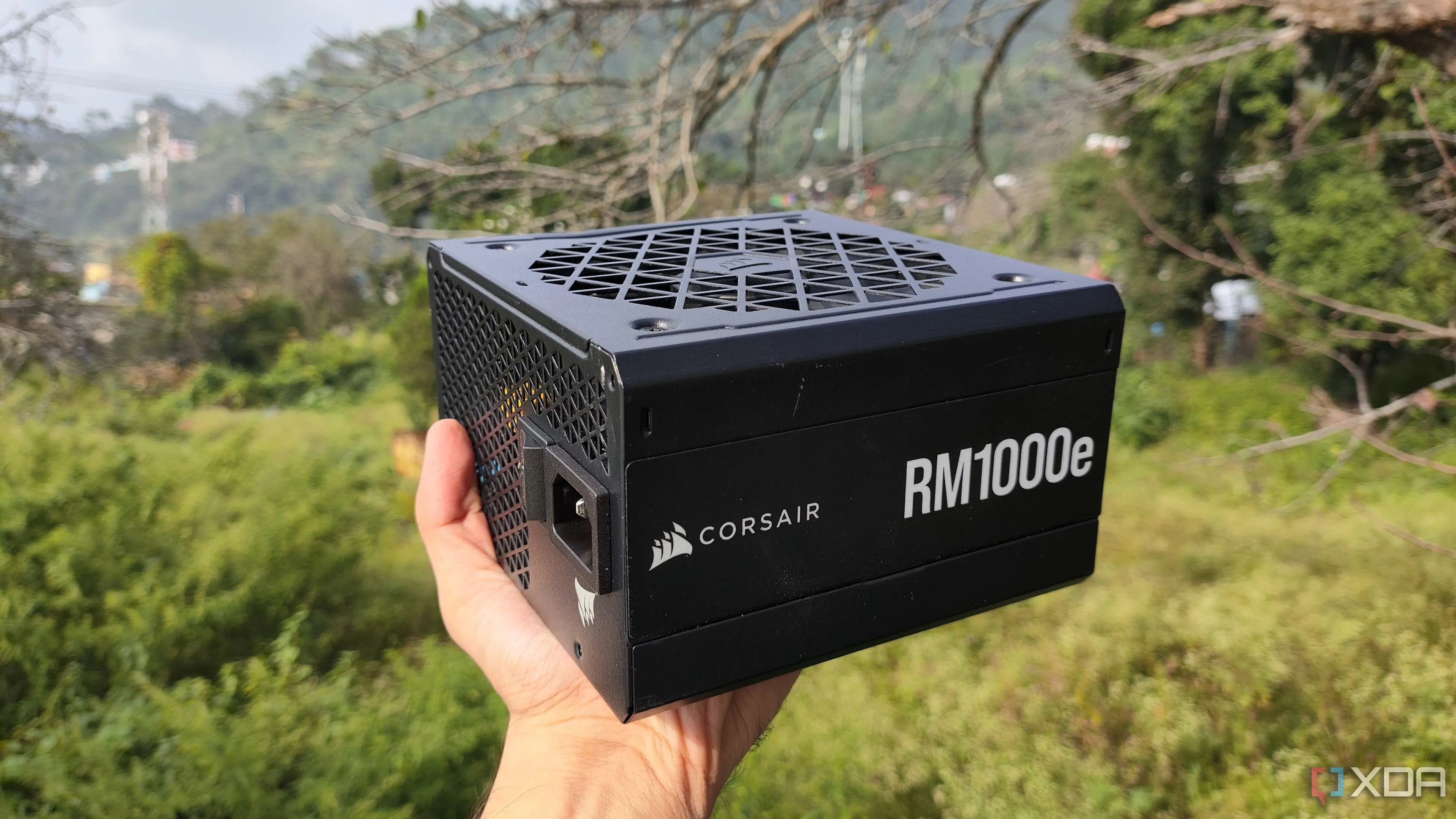 Một người cầm bộ nguồn Corsair RM1000e PSU