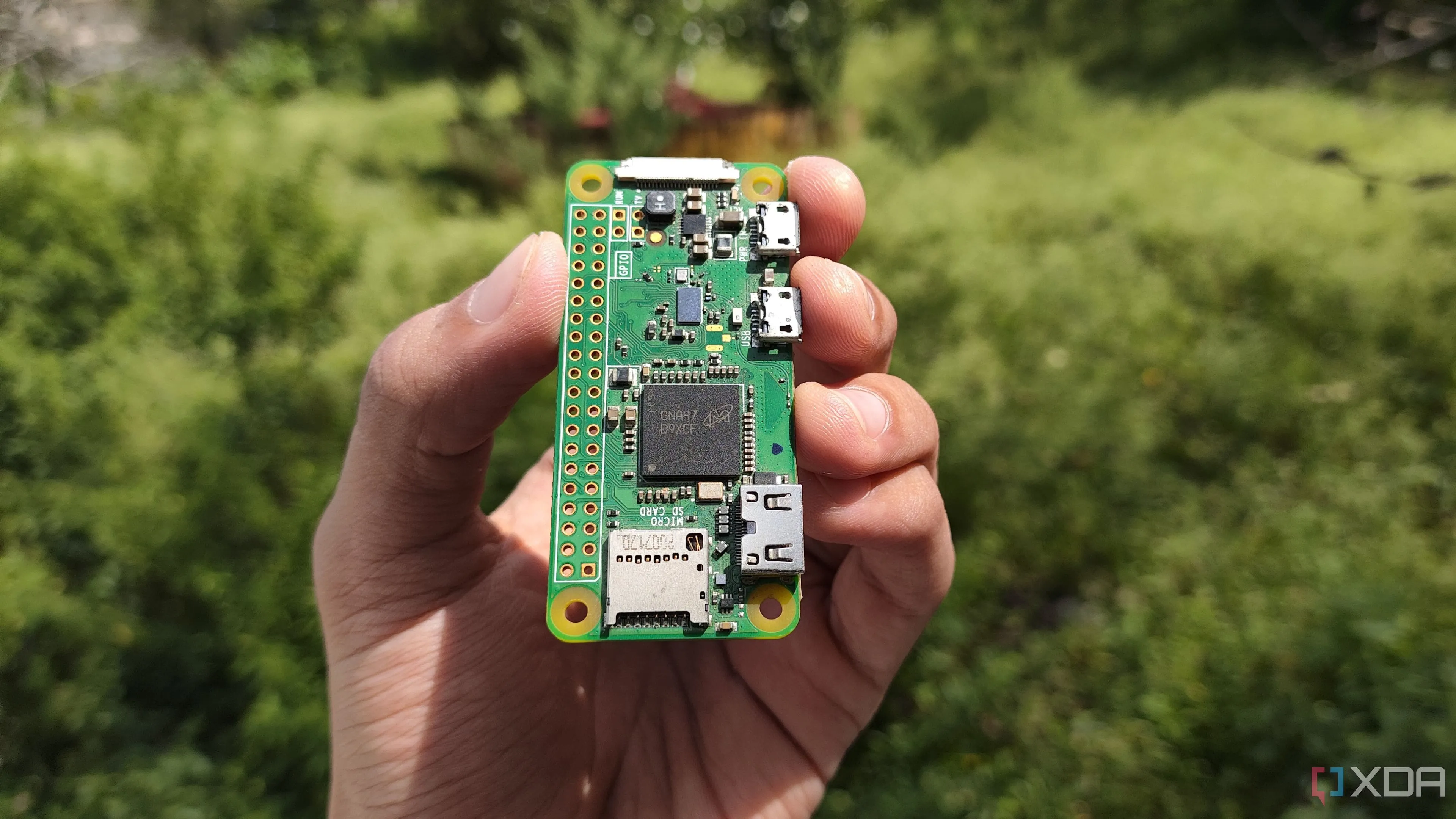 Một người cầm Raspberry Pi Zero W trên tay