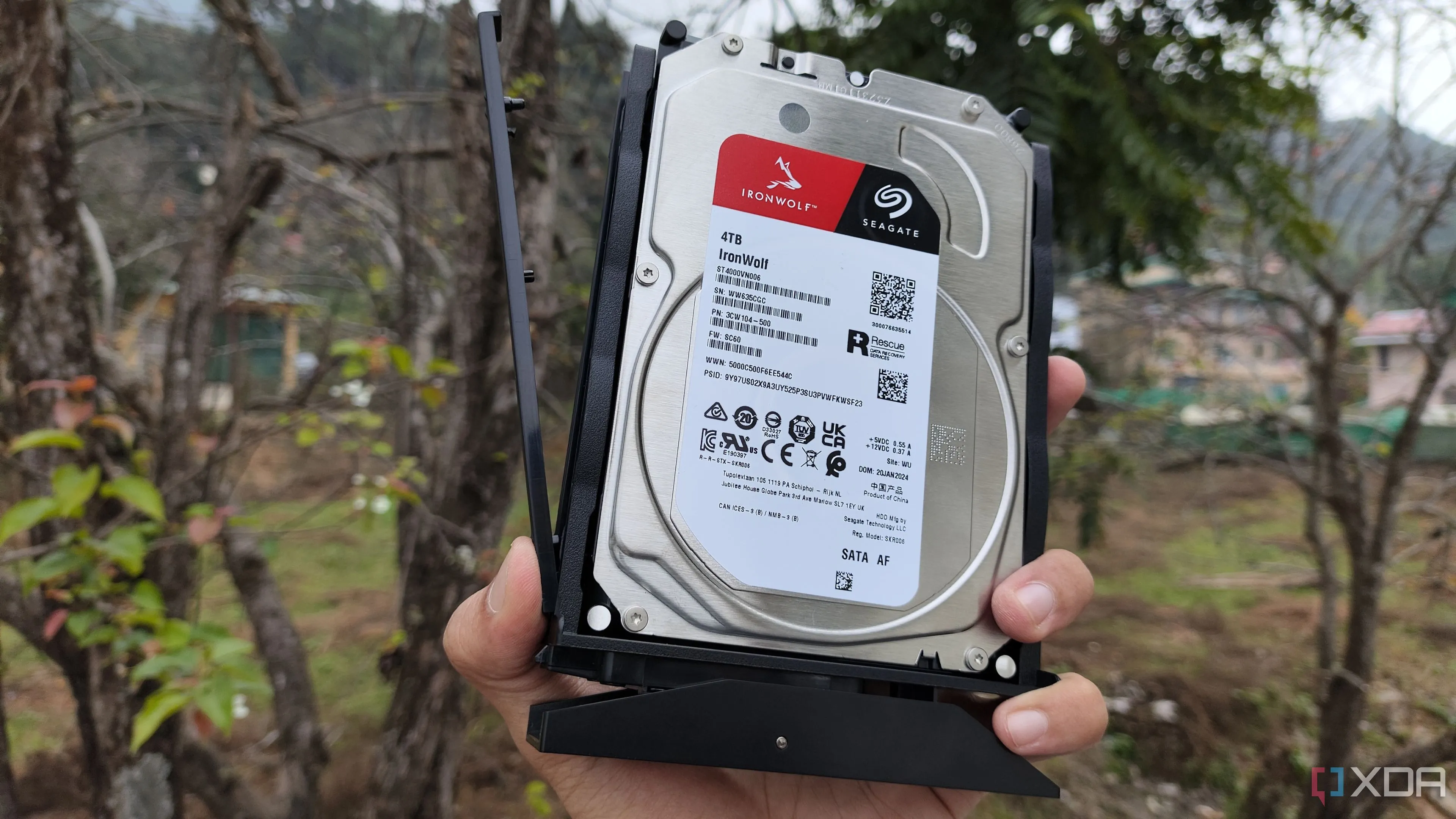 Một người đang cầm ổ cứng HDD Seagate 4TB, biểu tượng cho giải pháp lưu trữ dung lượng lớn và chi phí hiệu quả