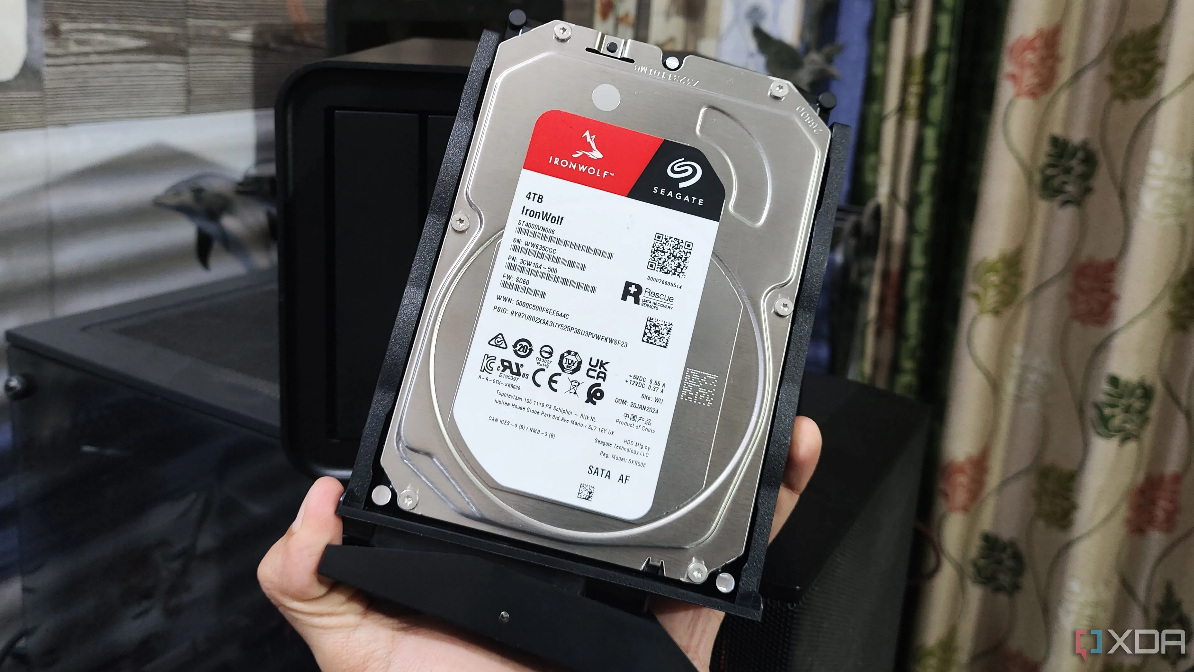 Một người đang cầm ổ cứng HDD Seagate, liên quan đến tốc độ tải game chậm.