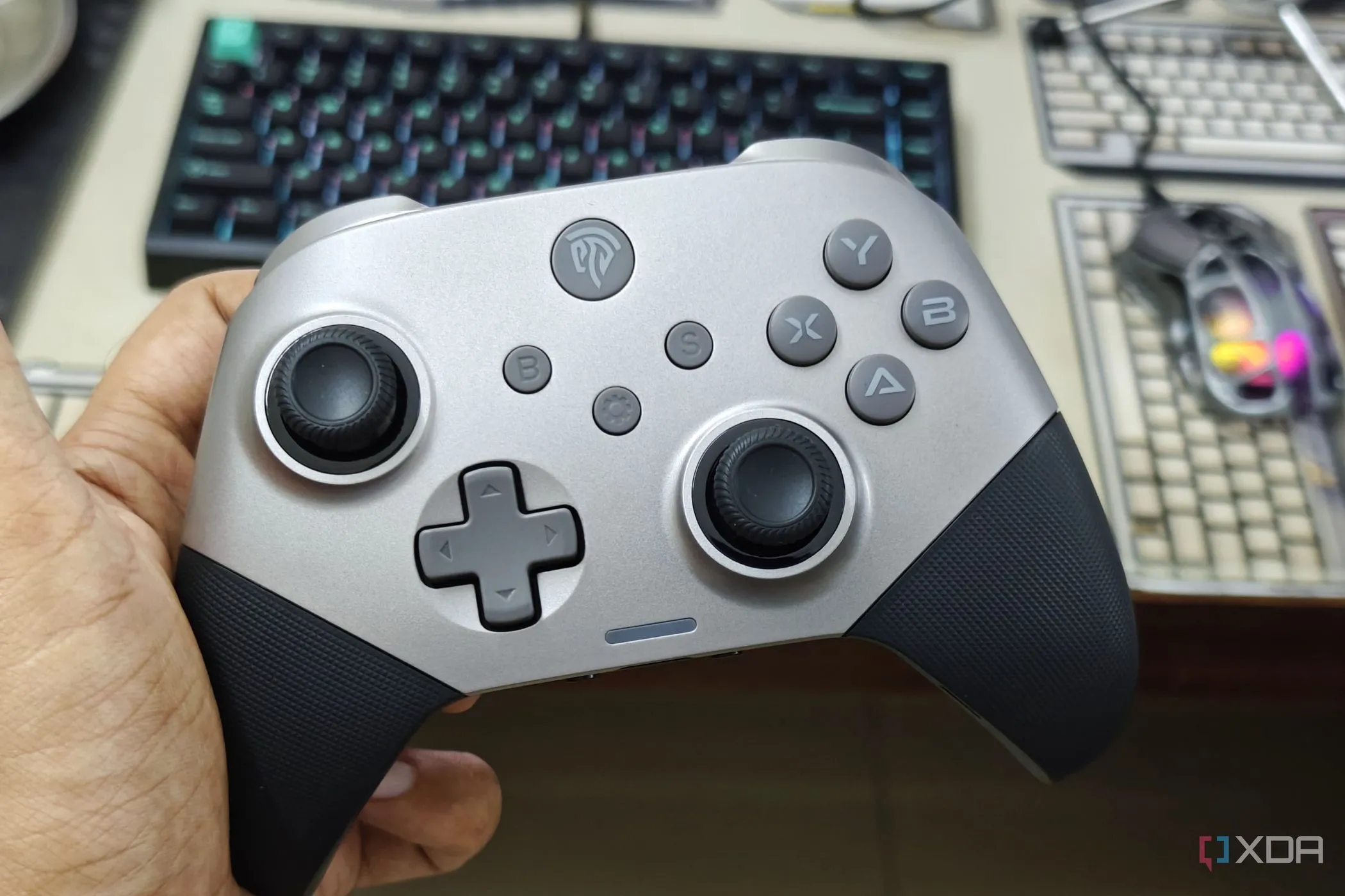 Một người đang cầm tay cầm EasySMX, đại diện cho các thiết bị điều khiển game hiện đại.
