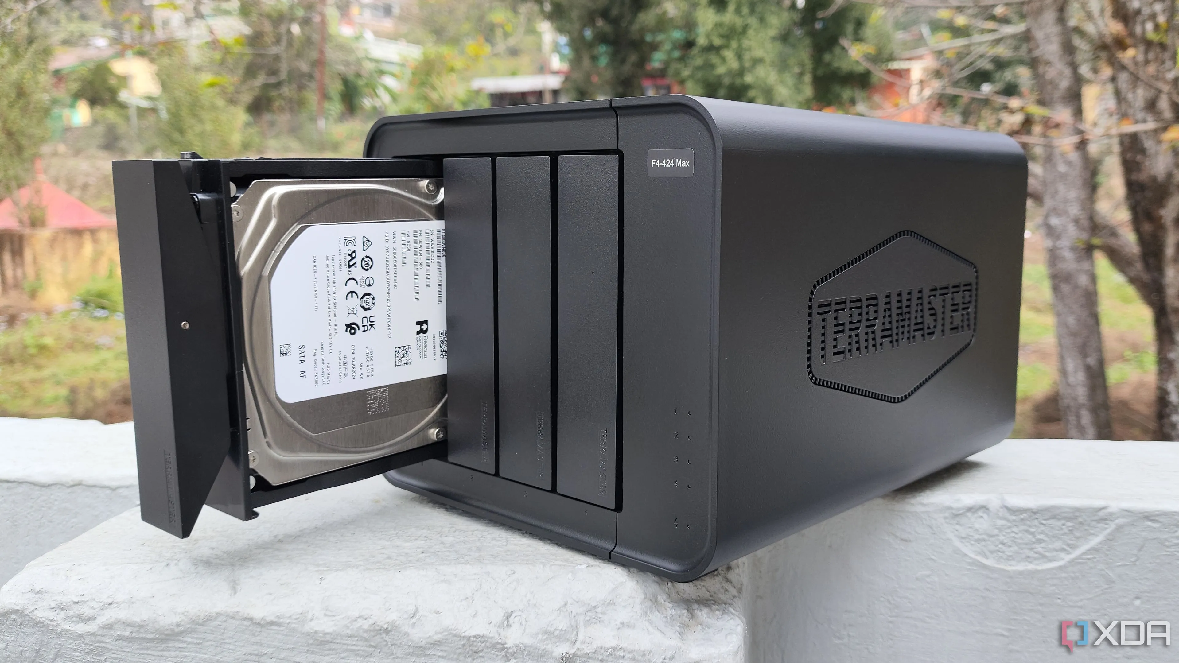 Một người đang cầm thiết bị NAS TerraMaster F4-424 Max, minh họa việc sử dụng HDD cho máy chủ media và trung tâm lưu trữ dữ liệu tại nhà