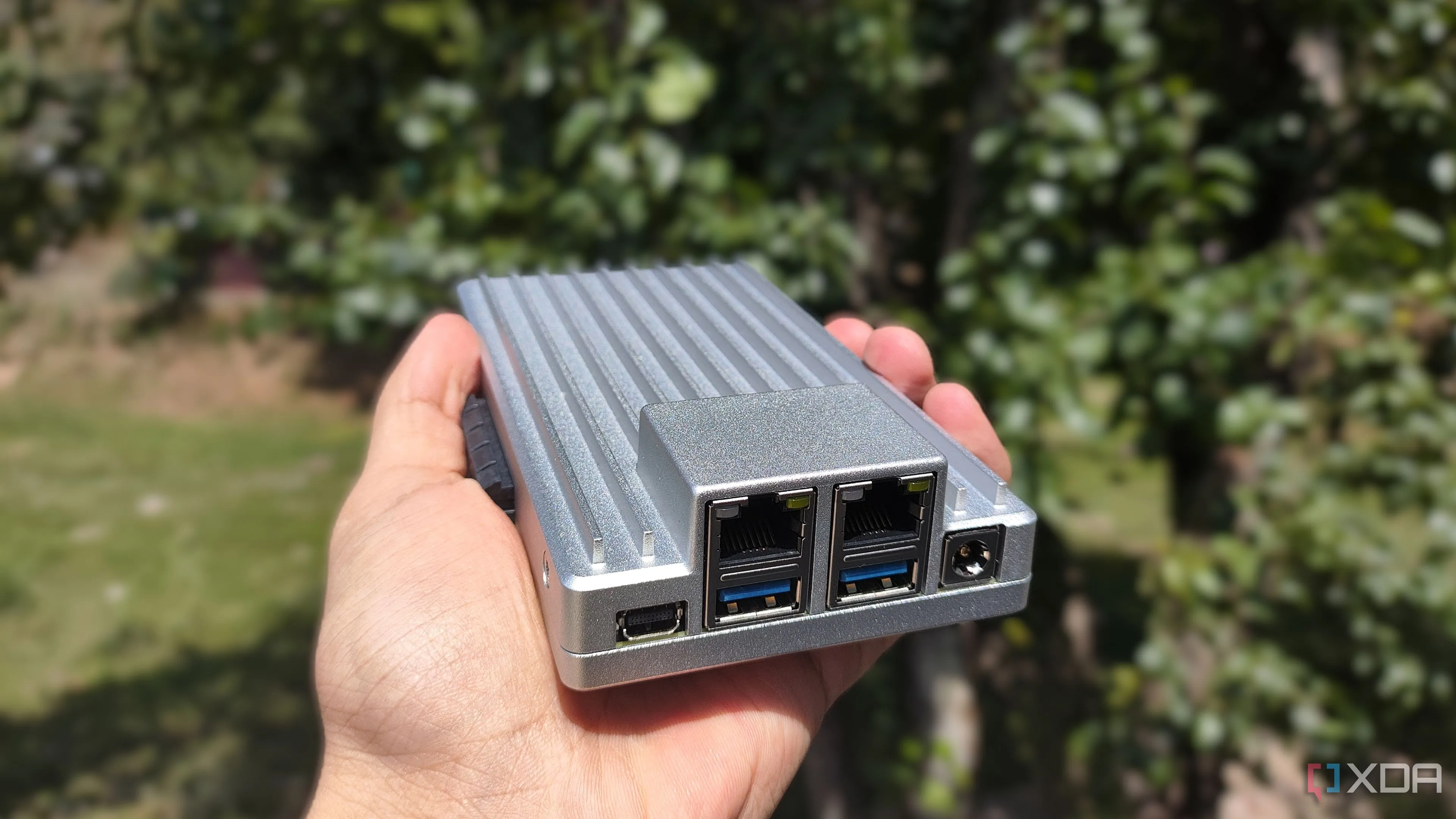 Một người đang cầm ZimaBoard 2, bo mạch chủ đơn được dùng cho các dự án home lab