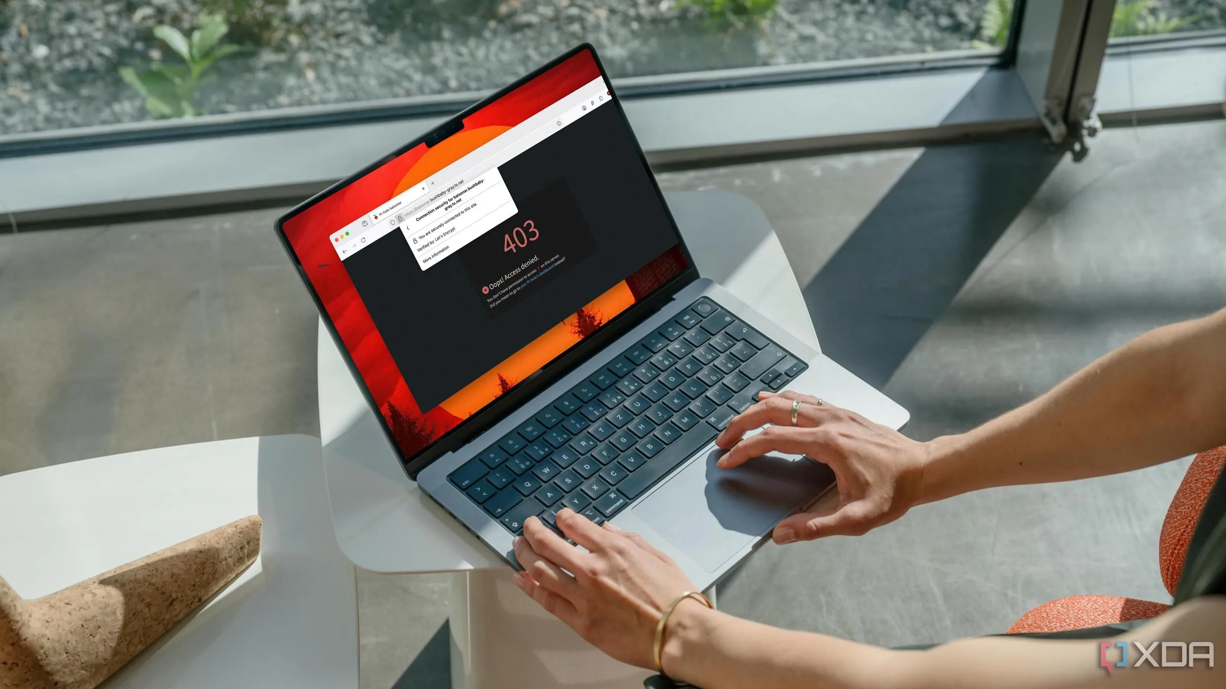 Một người đang kiểm tra một trang web, minh họa cho việc bảo mật các ứng dụng tự lưu trữ