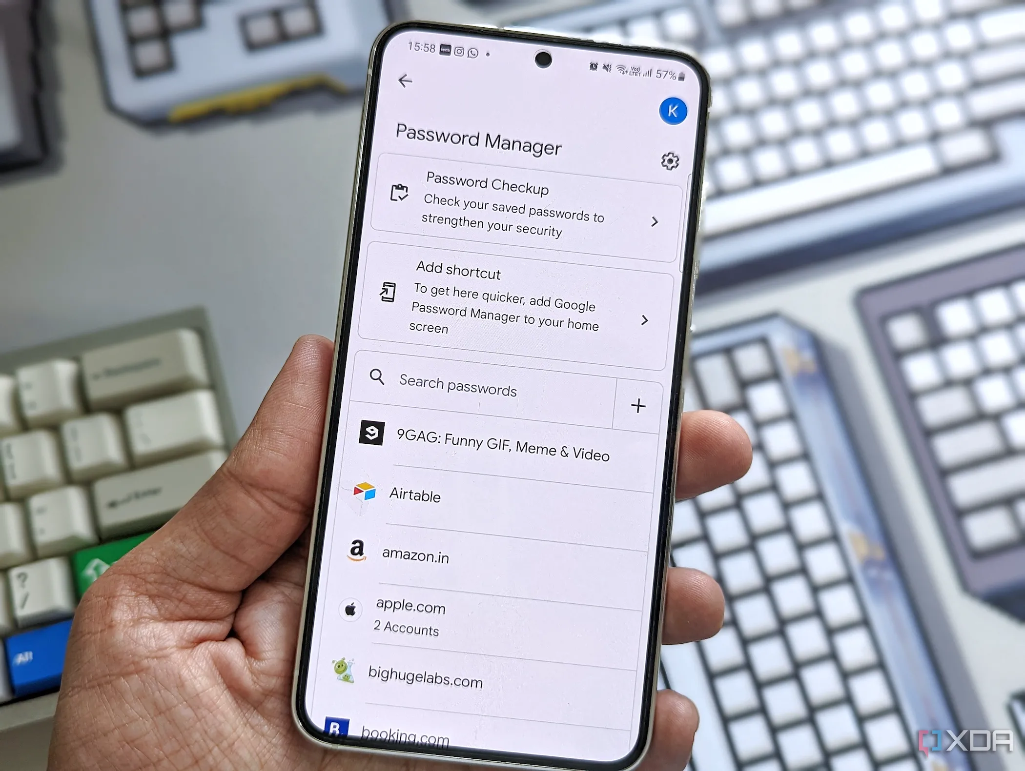 Một người dùng đang sử dụng trình quản lý mật khẩu của Google trên Galaxy S23.