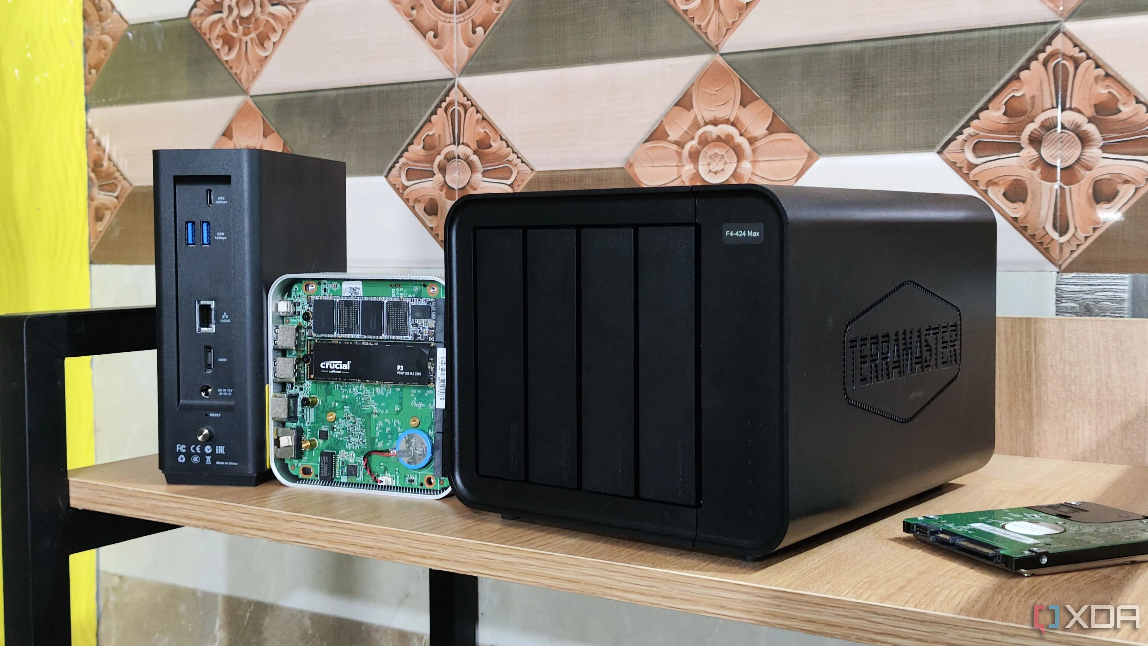 Một số thiết bị NAS như TerraMaster F8 SSD Plus, F4-424 Max và Aiffro K100, minh họa môi trường tự host dịch vụ