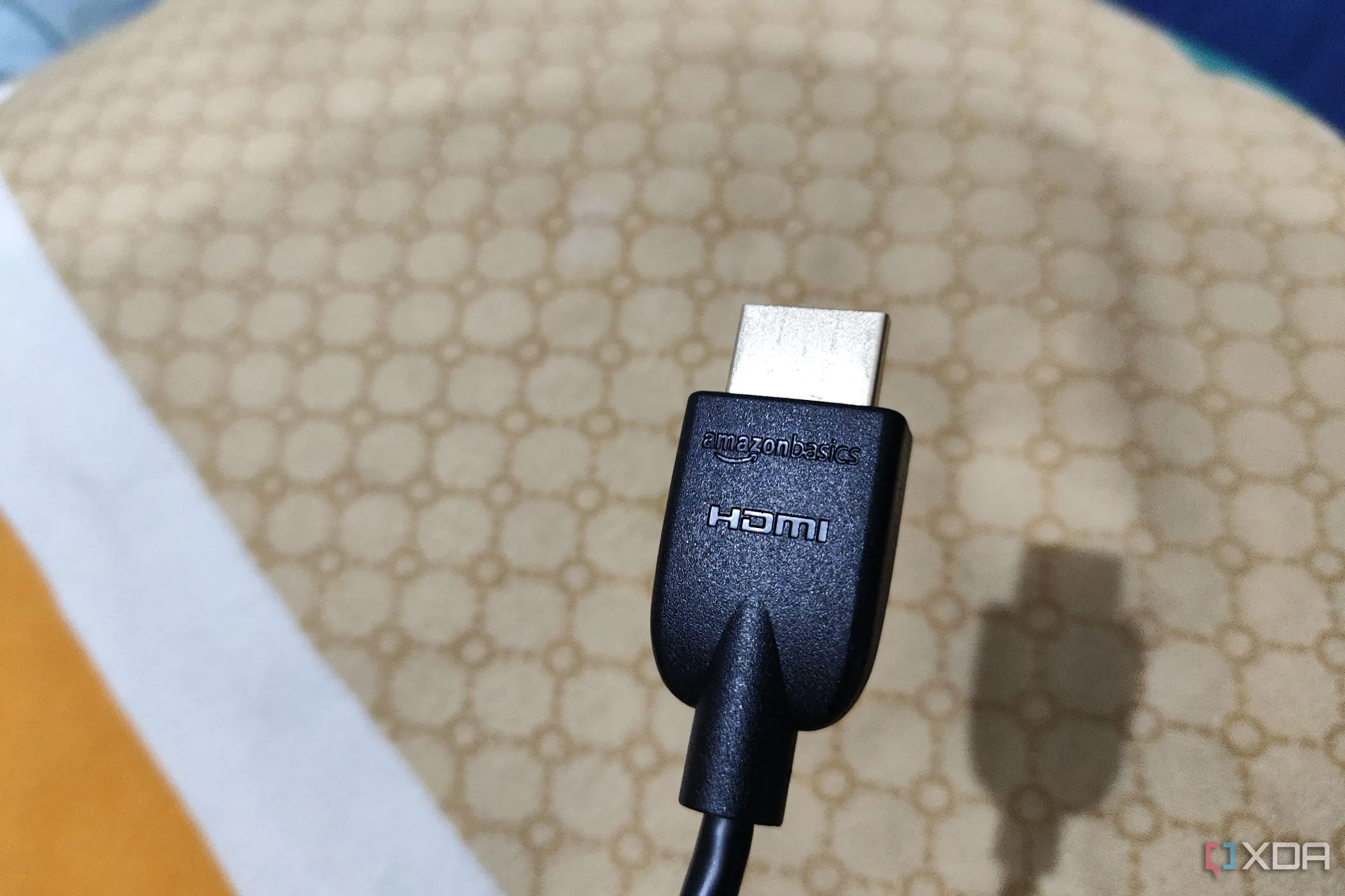 Một sợi cáp HDMI thông thường, nhấn mạnh rằng các chiêu trò marketing mạ vàng là không cần thiết